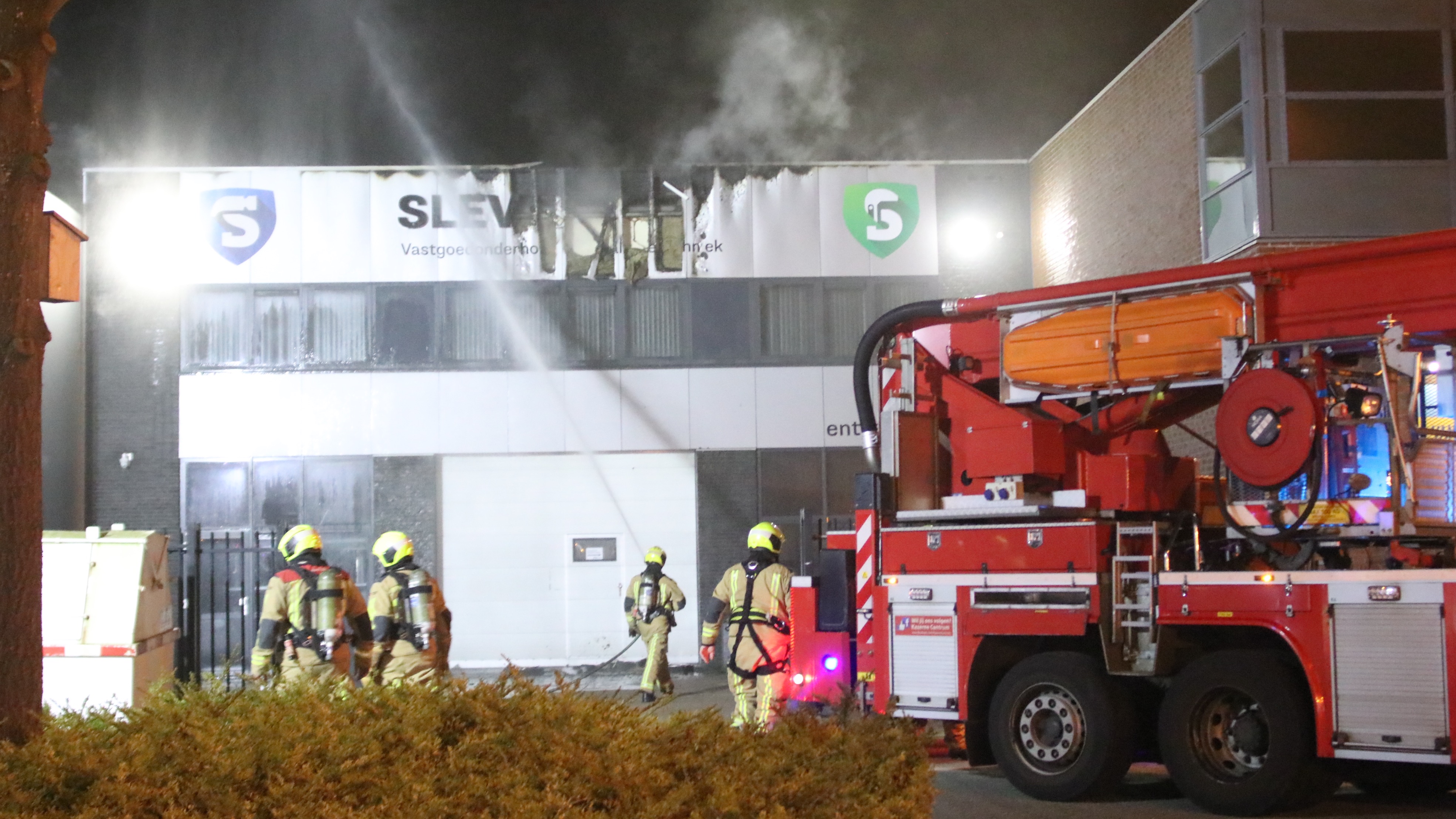 Grote brand bij klusbedrijf in Nootdorp