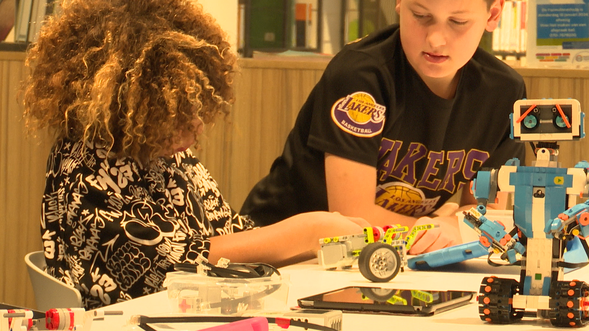 [VIDEO] Kinderen leren een robot bouwen in een workshop met technisch lego