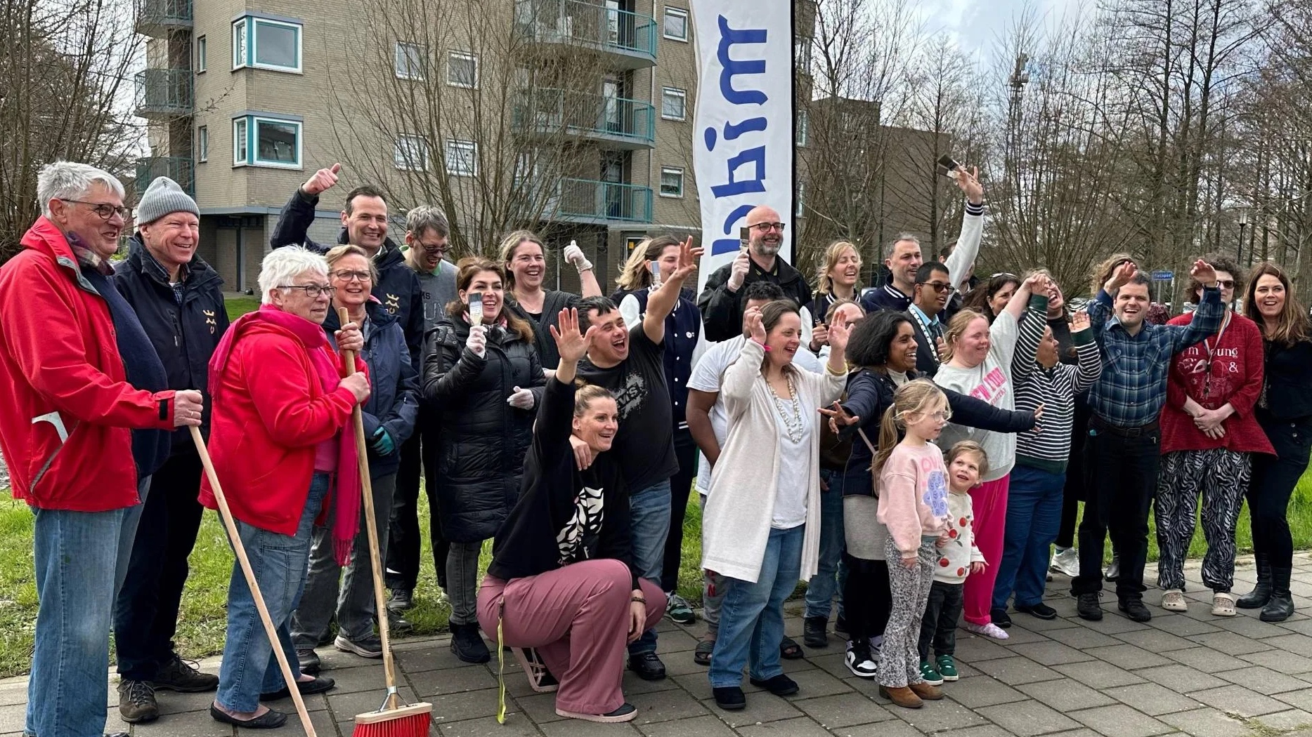 Burgemeester en wethouders planten bloemetjes voor vrijwilligersactie NLdoet