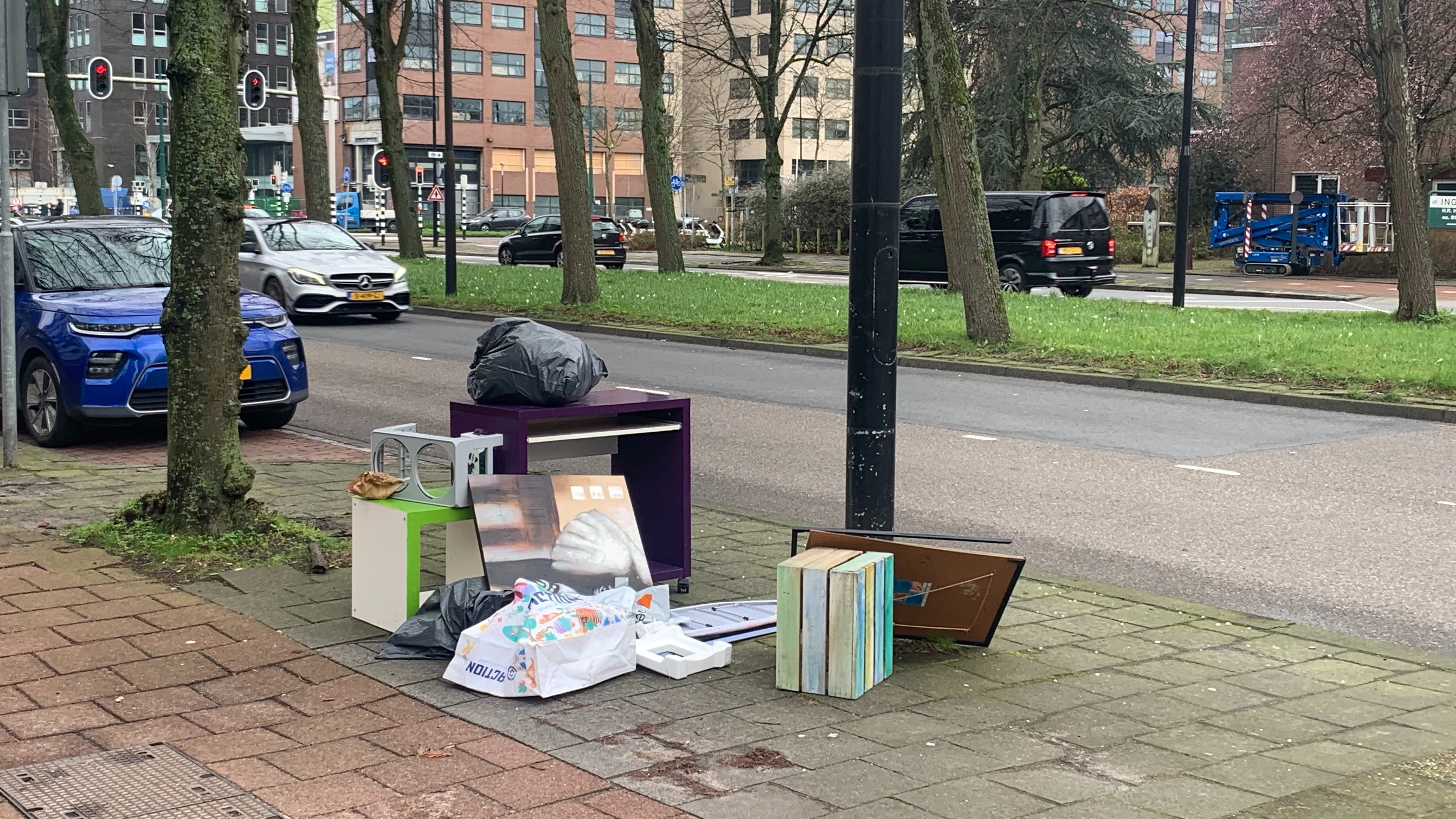 Raadslid Ed Braam helpt mee aan een schone speeltuin voor Landelijke Opschoondag