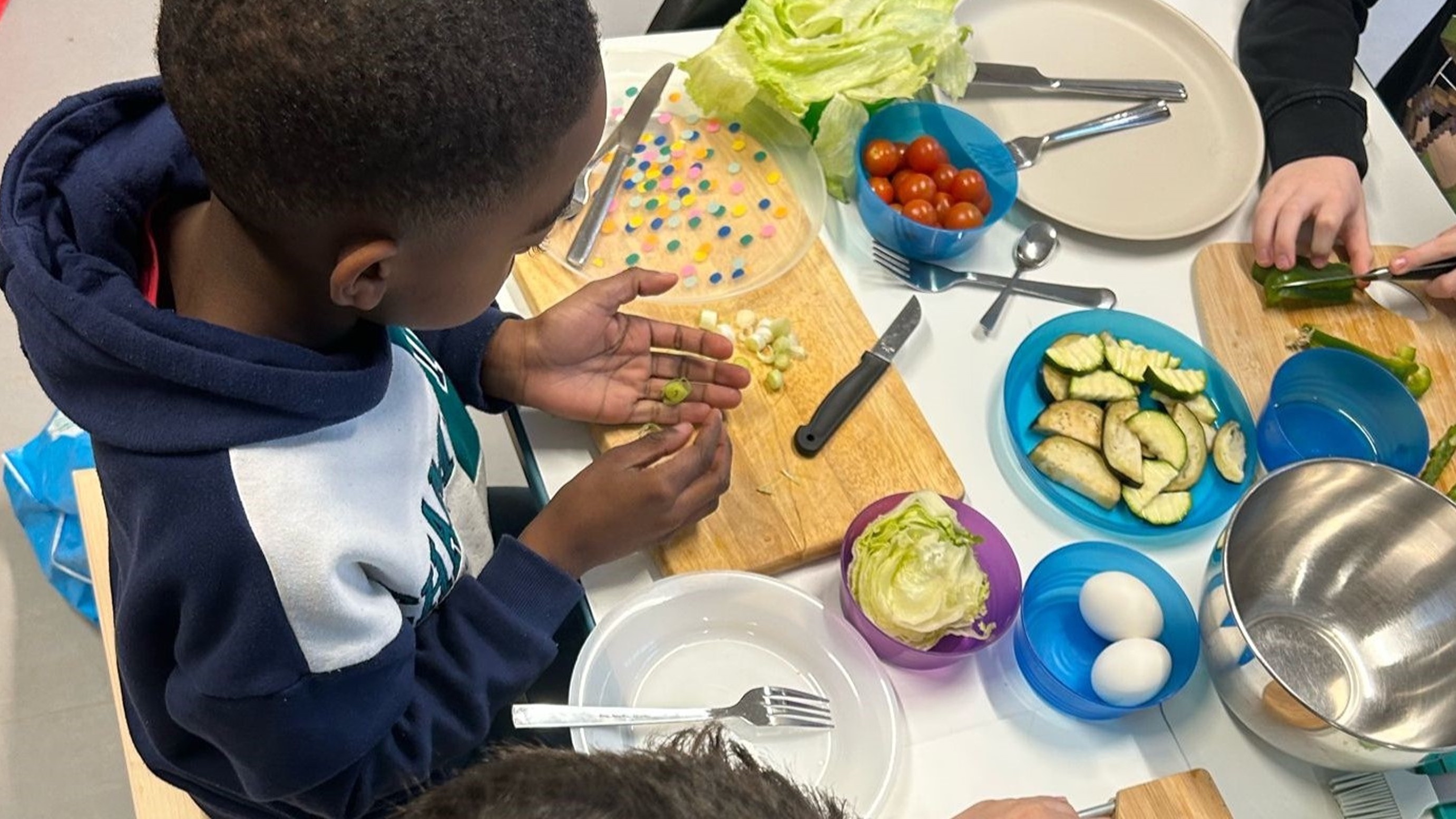 Leerlingen leren gezond koken met nieuw initiatief ‘Kok in de klas’