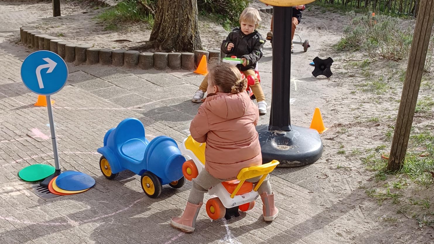 Kinderen bij Het Kievitsnest in Nootdorp leren spelend over verkeer