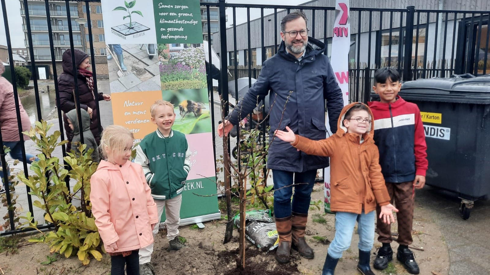 [VIDEO] Mark Wit opent schoolplein en levert bijdrage aan NK Tegelwippen