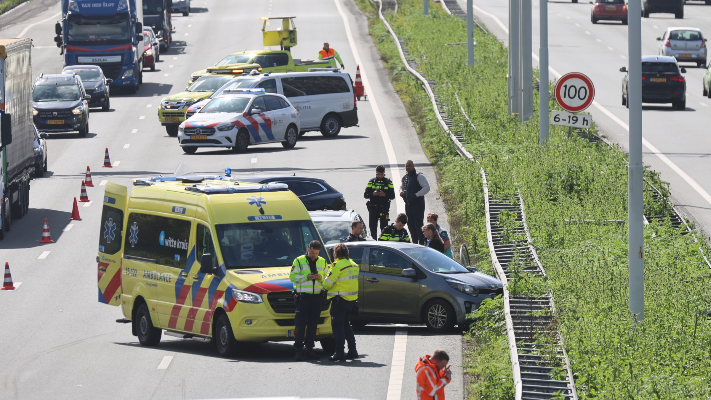 Auto botst tegen vangrail na aanrijding op A4 bij Rijswijk