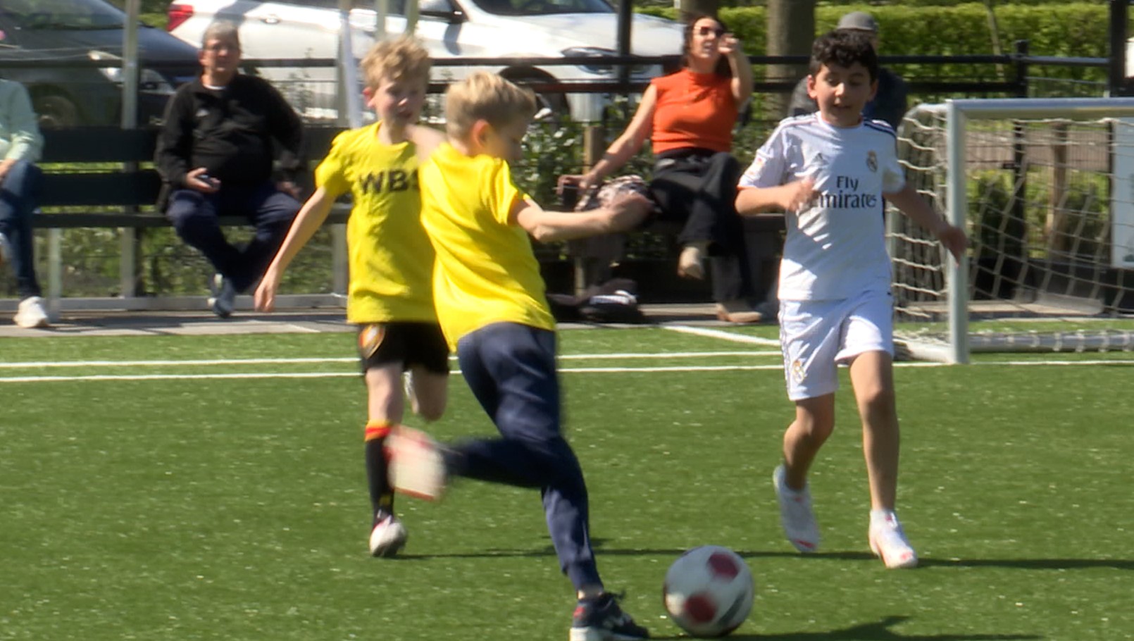 [VIDEO] Kinderen strijden om eerste plek op schoolvoetbaltoernooi