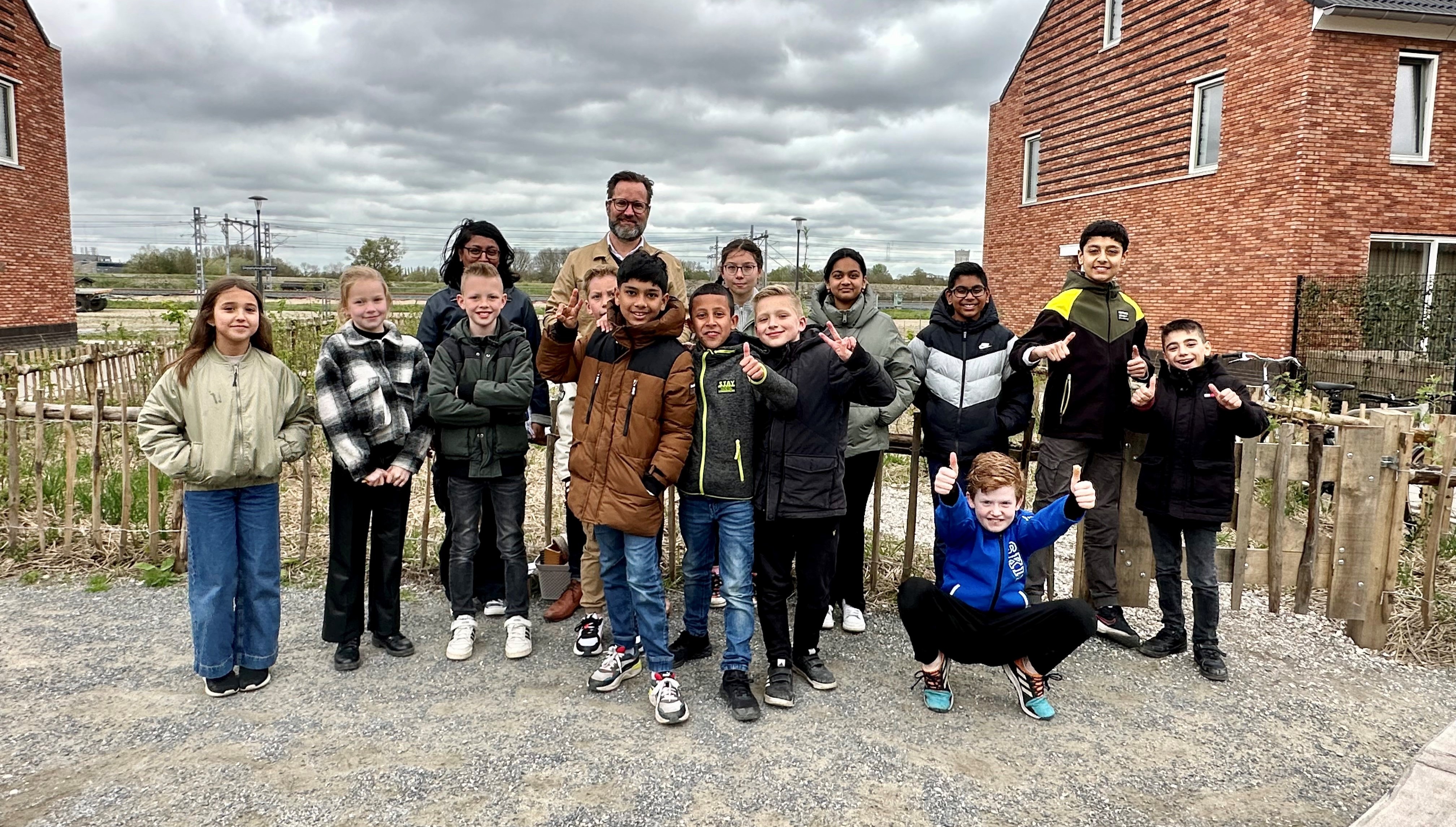 Leerlingen van Montessorischool Parkrijk genieten van Buitenlesdag in het Tiny Forest