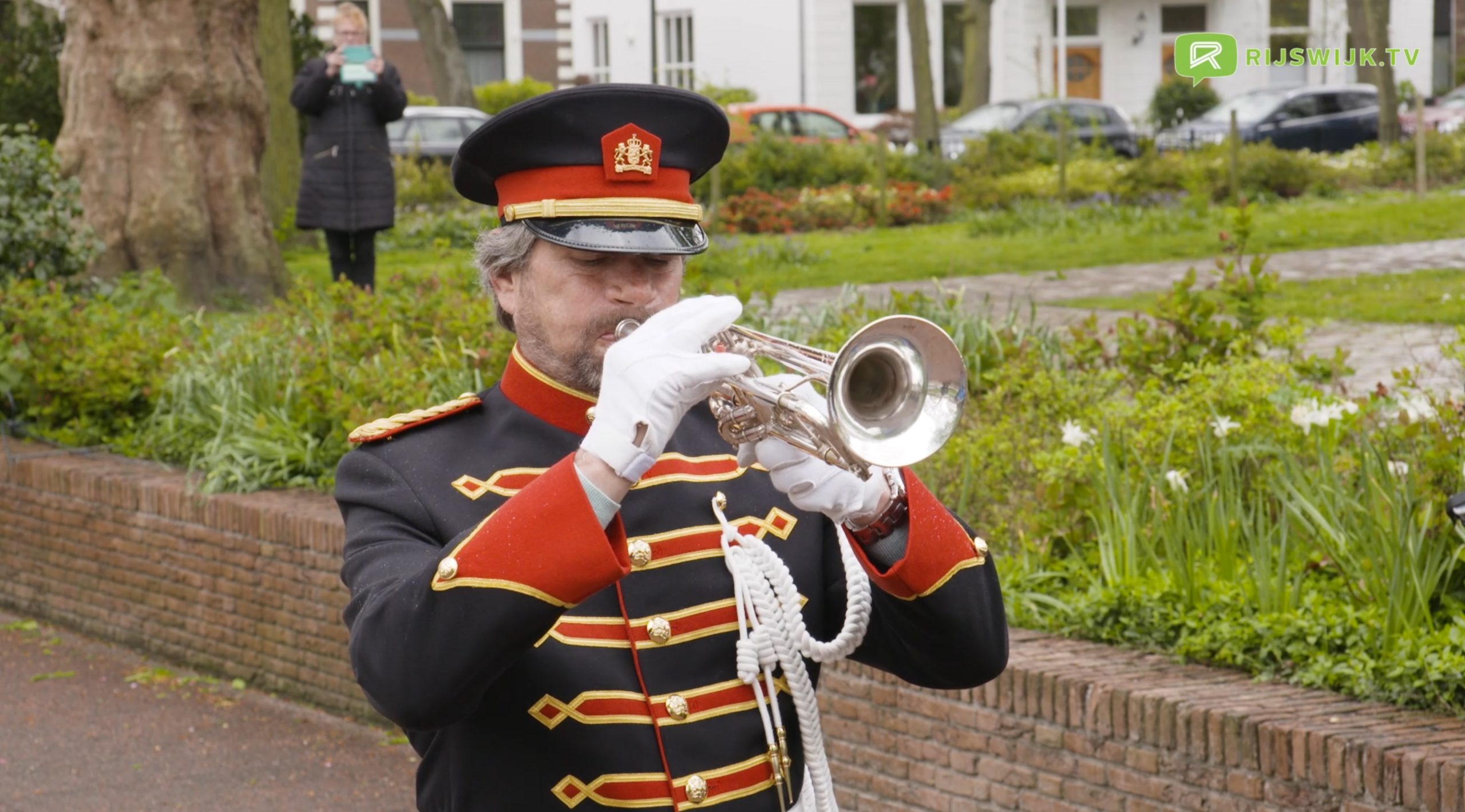 [VIDEO] Kranslegging tijdens herdenking bij het oorlogsmonument in Park Hofrust Rijswijk