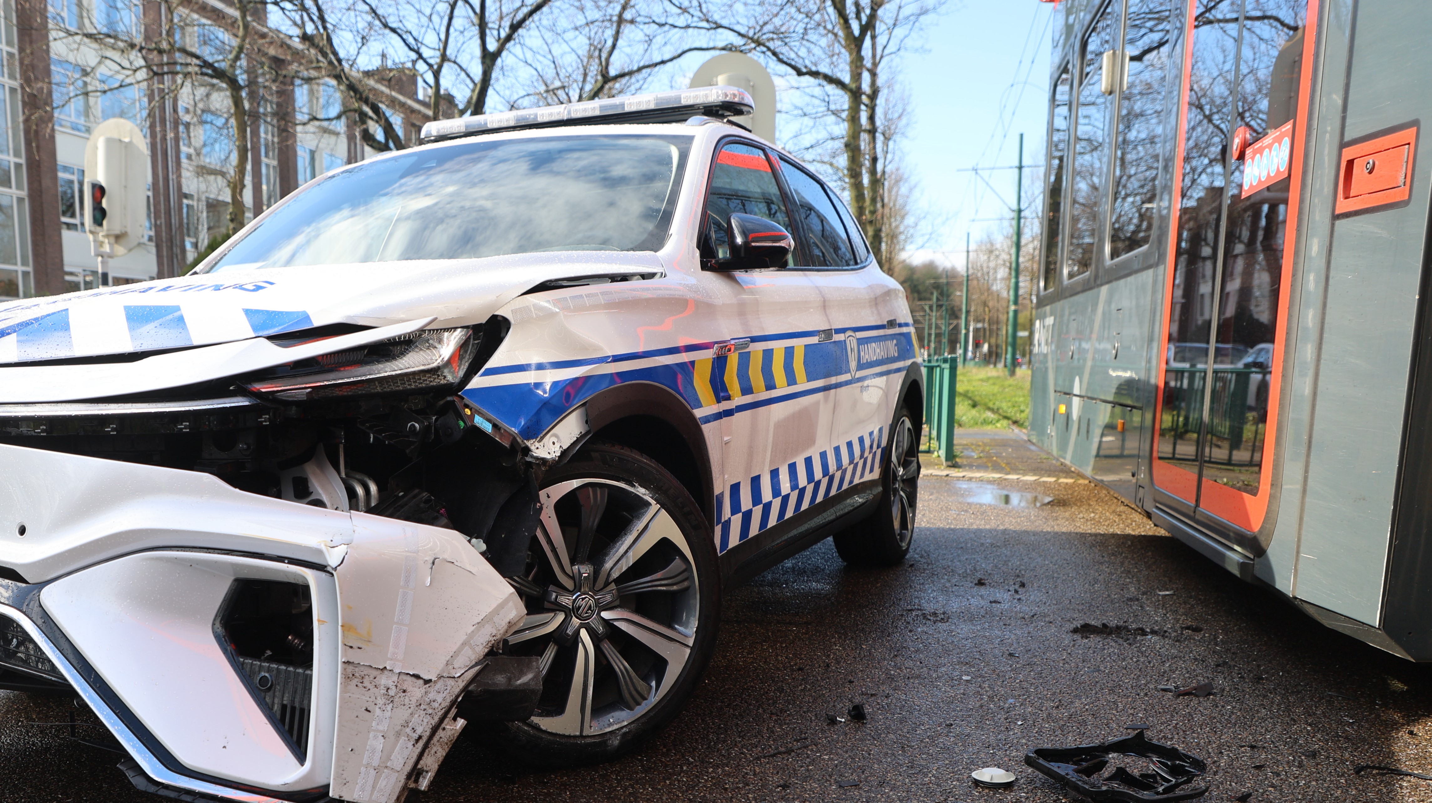 Handhaving botst tegen tram, bestuurder naar het ziekenhuis