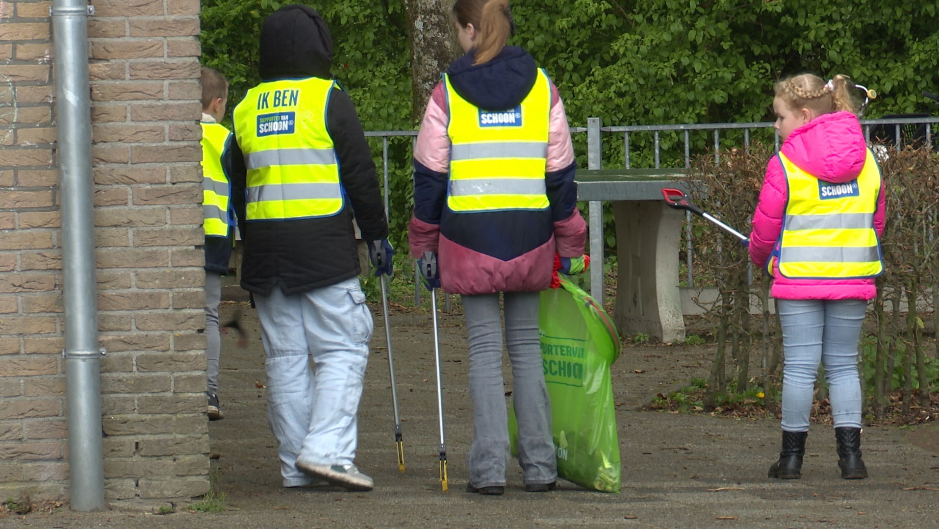 [VIDEO] Kinderen helpen met een grote opruimactie in Koningshof