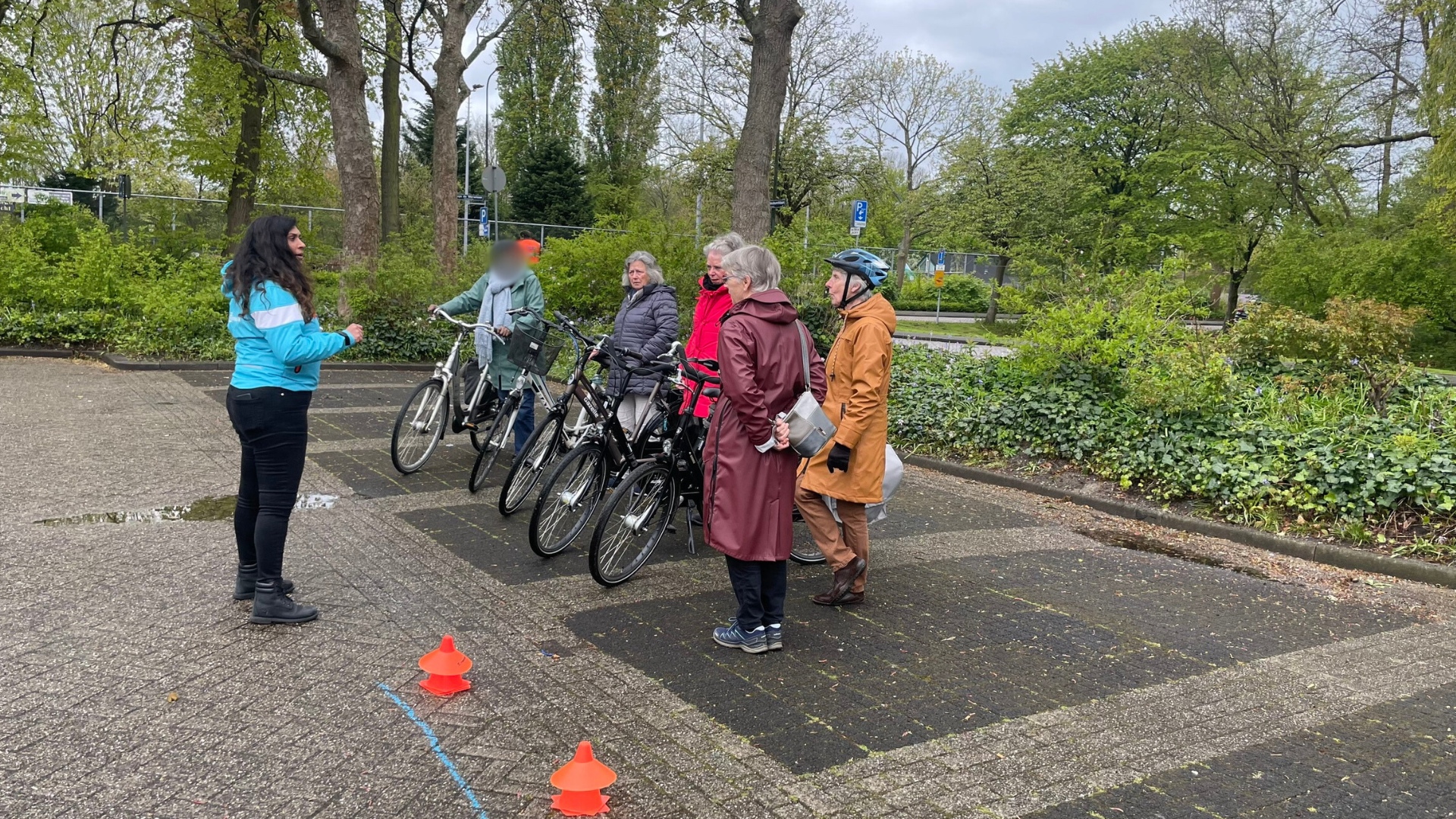 [VIDEO] Ouderen fietsen hun weg door parcours met opfriscursus