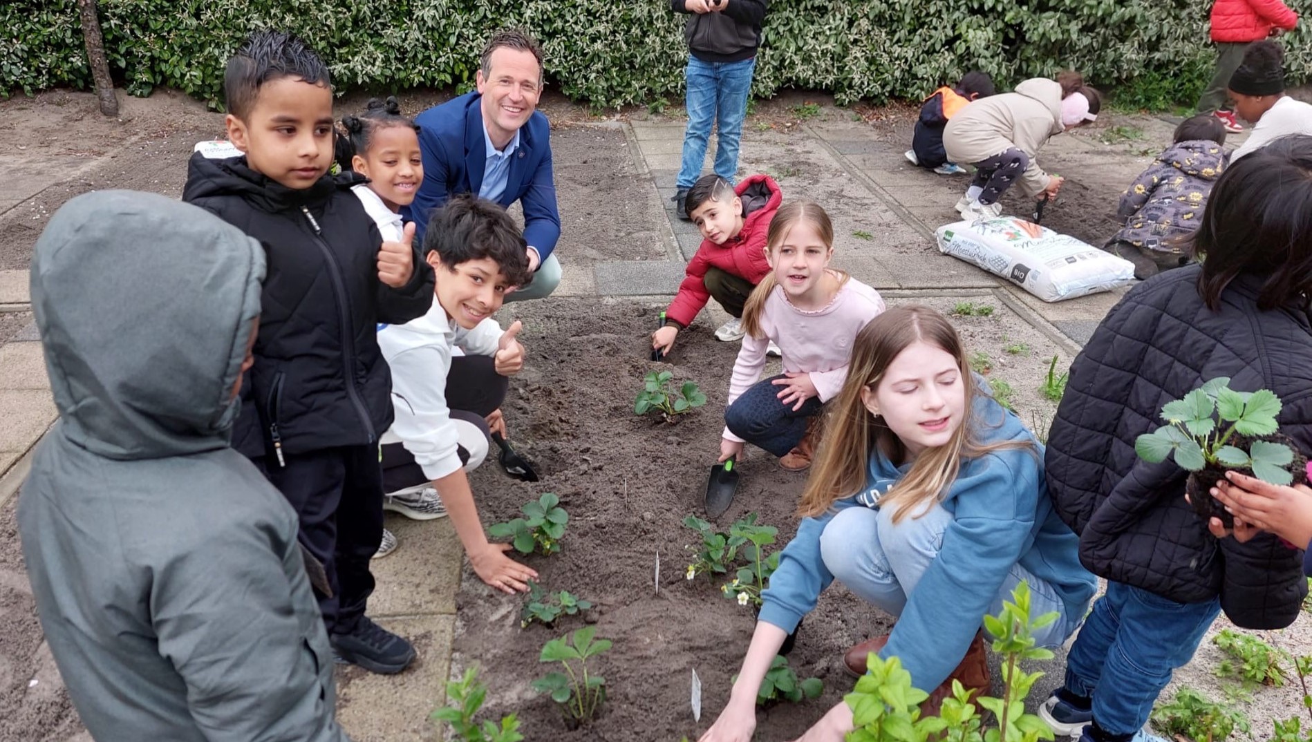 Wethouder Marcel Belt neemt deel aan De Week van de Schooltuin