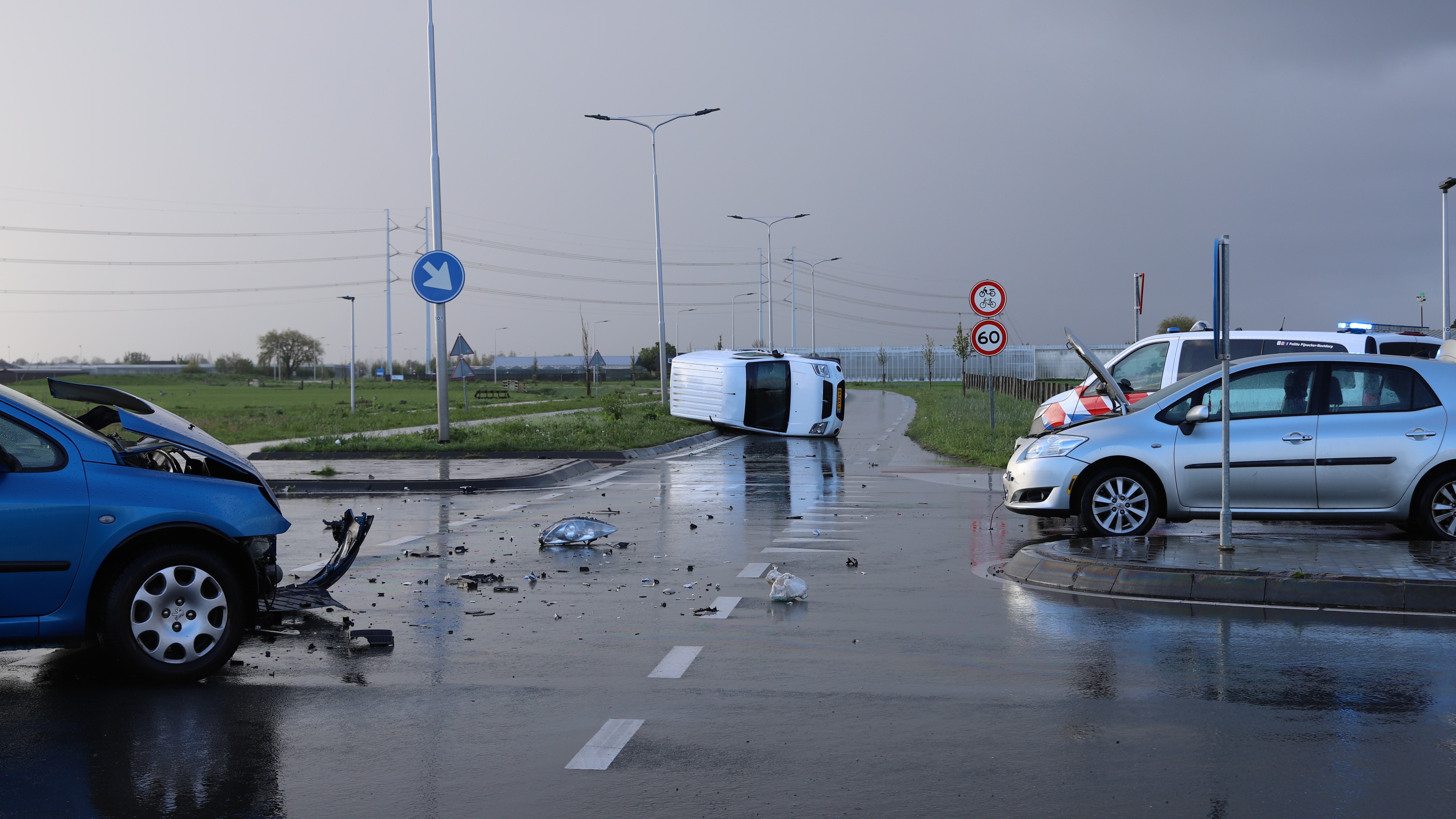 Aanrijding op de Zijdeweg met drie voertuigen, busje eindigt op zijn kant