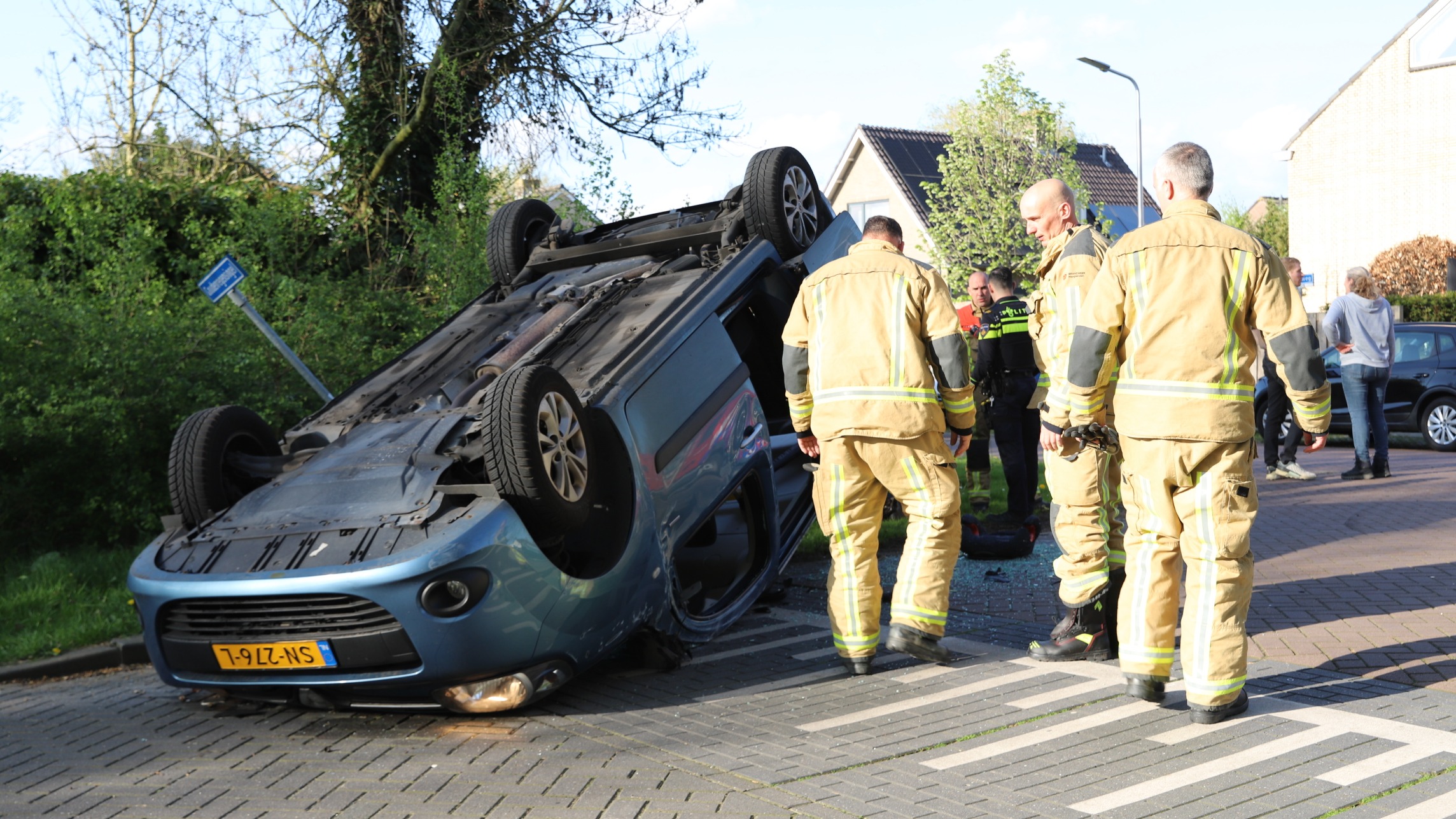 Ongeval met twee automobilisten, auto gaat over de kop