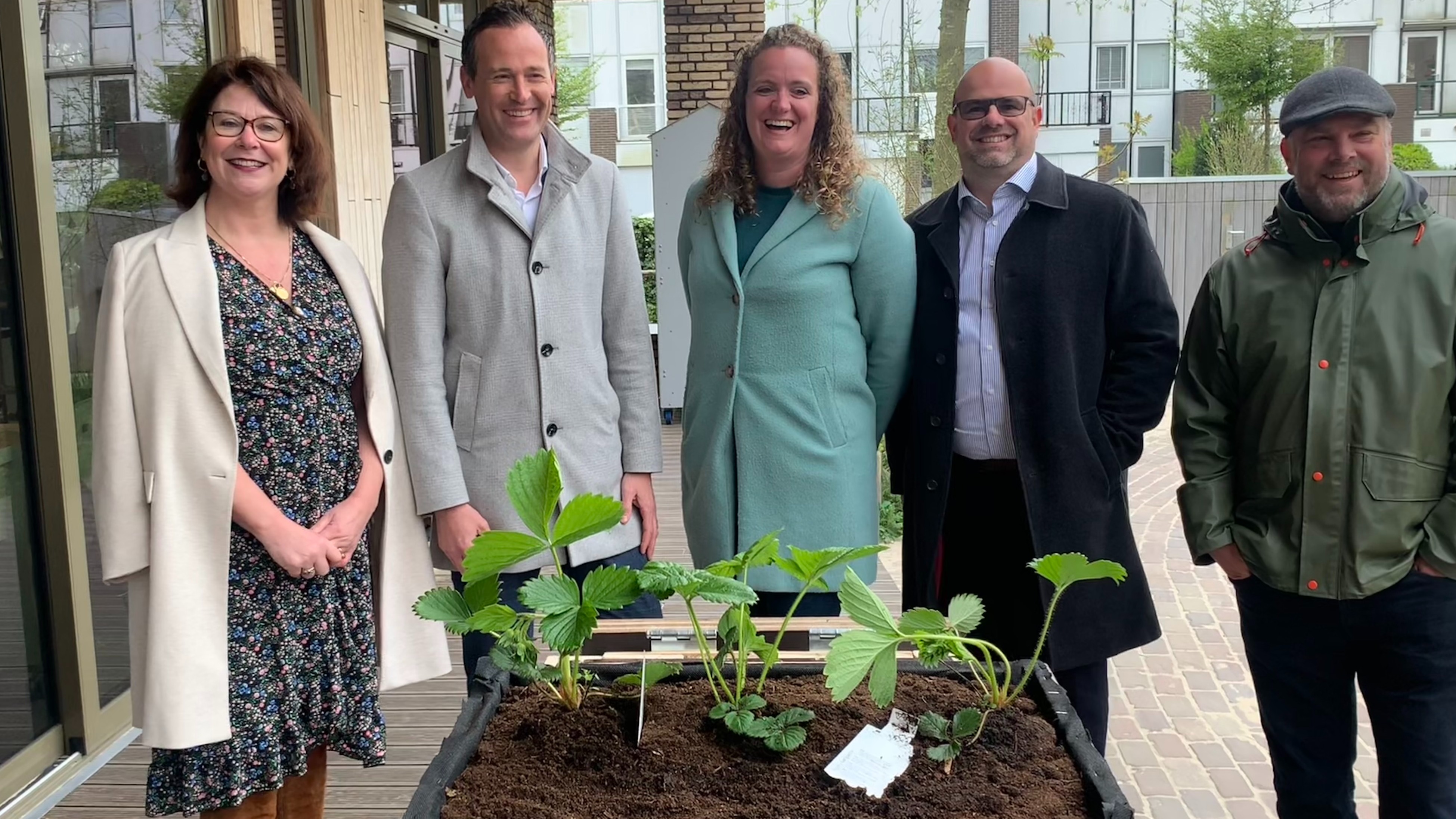 [VIDEO] Wethouder Belt opent een nieuw wormenhotel bij kinderdagverblijf Pinkeltje