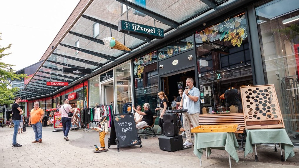 IJssalon De ijZvogel in Bogaard Stadscentrum bestaat precies 1 jaar