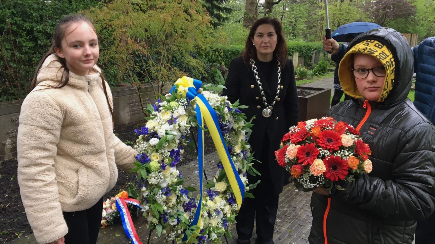 [VIDEO] Leerlingen van Godfried Bomansschool herdenken samen bij Grafmonument Oud-Rijswijk