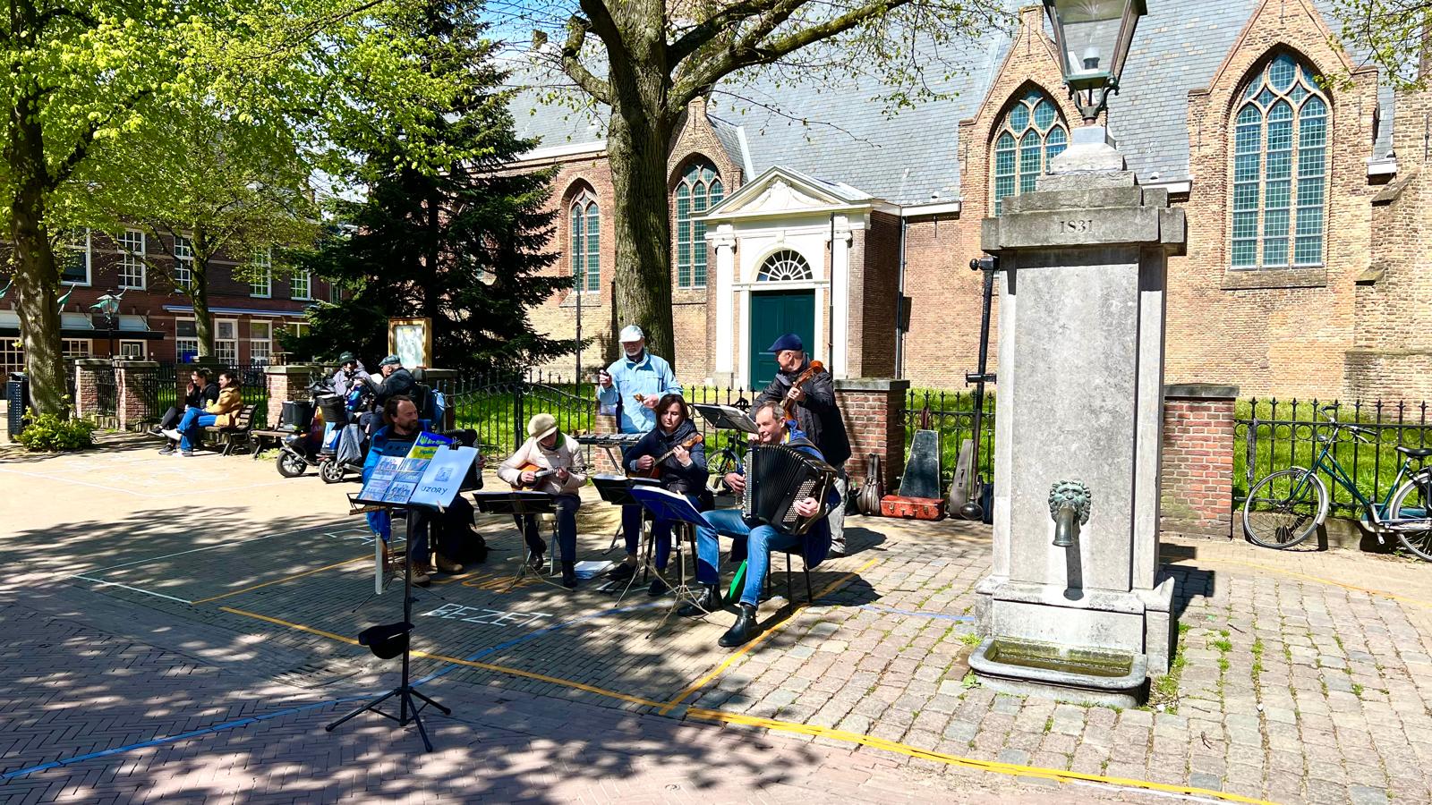 Oekraïense muziekgroep ‘Uzory’ treedt op om geld op te halen voor Oekraïne