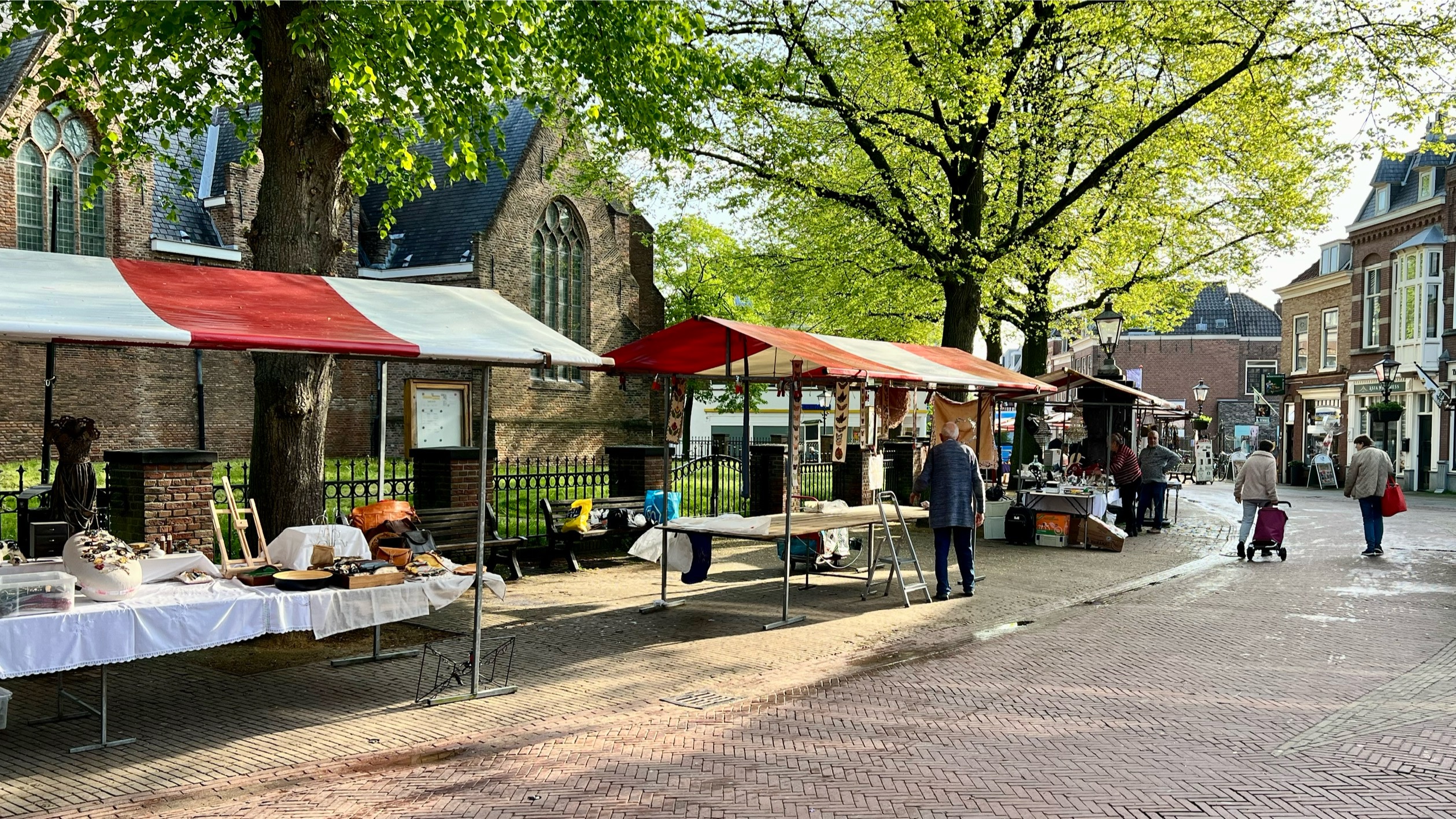 De Antiek- en curiosamarkt op de woensdag is weer terug in Oud-Rijswijk