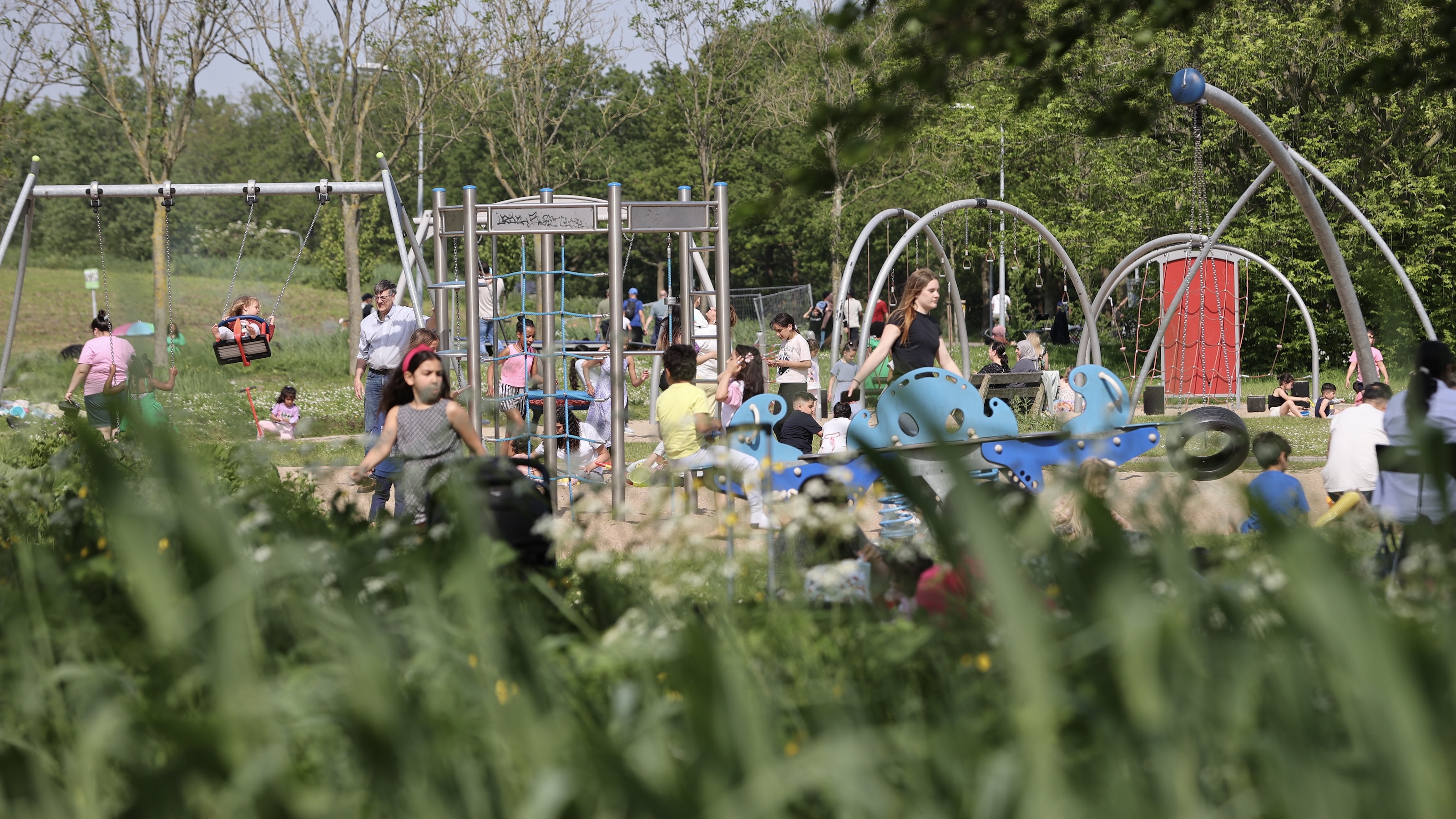 Het warme weer zorgt voor overvol Wilhelminapark in Rijswijk