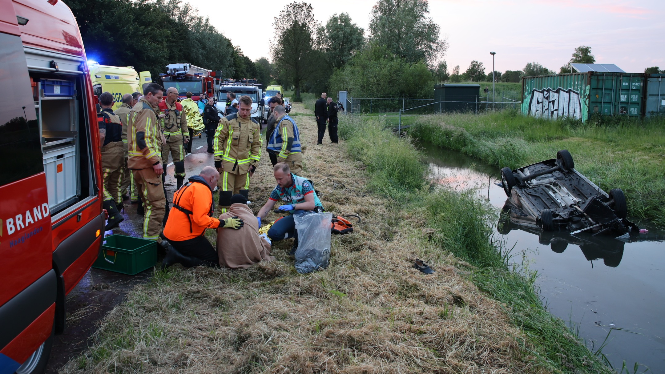 Twee personen gered door omstanders na auto te water