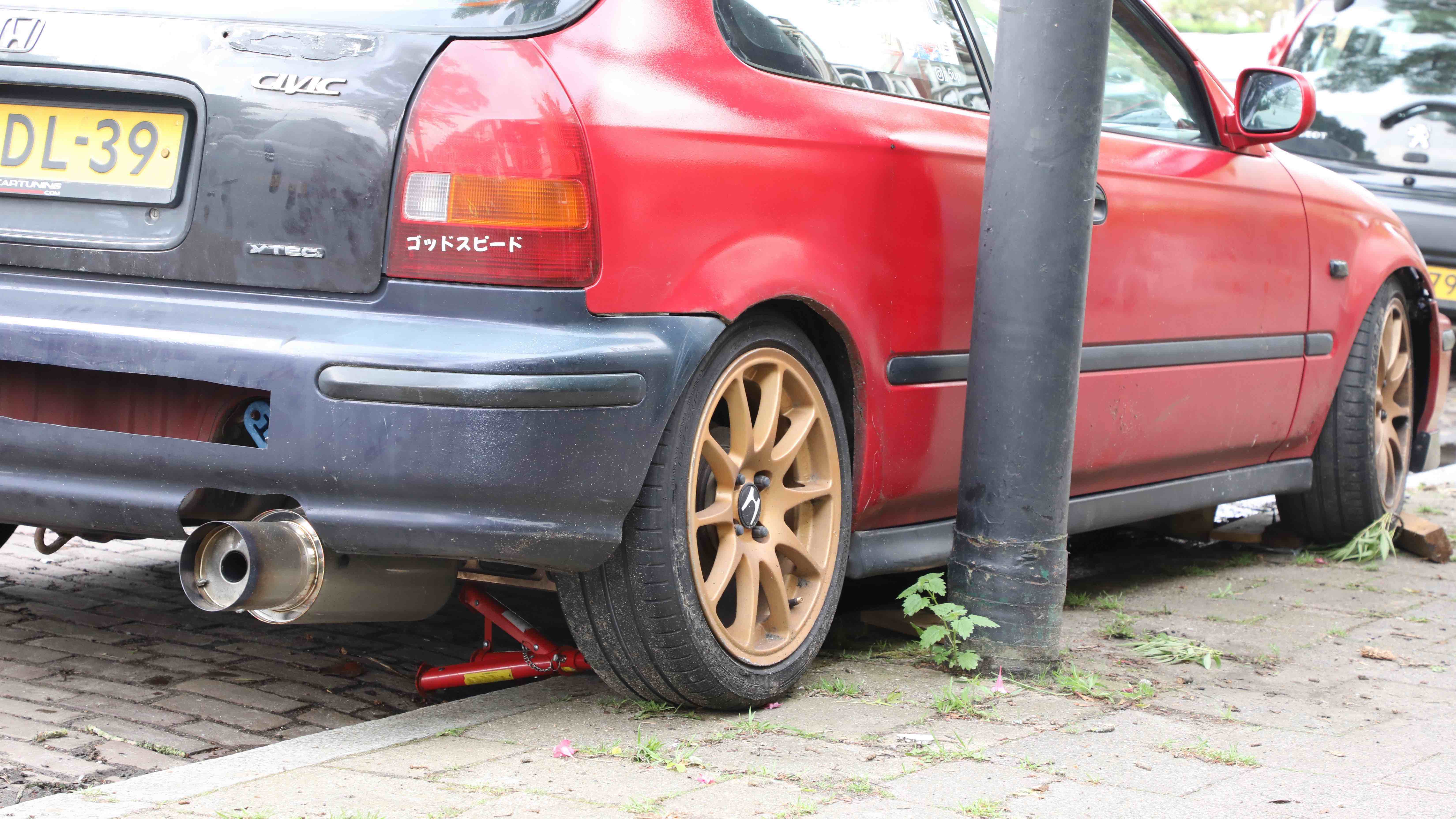 Persoon bekneld geraakt onder auto op de Lindelaan