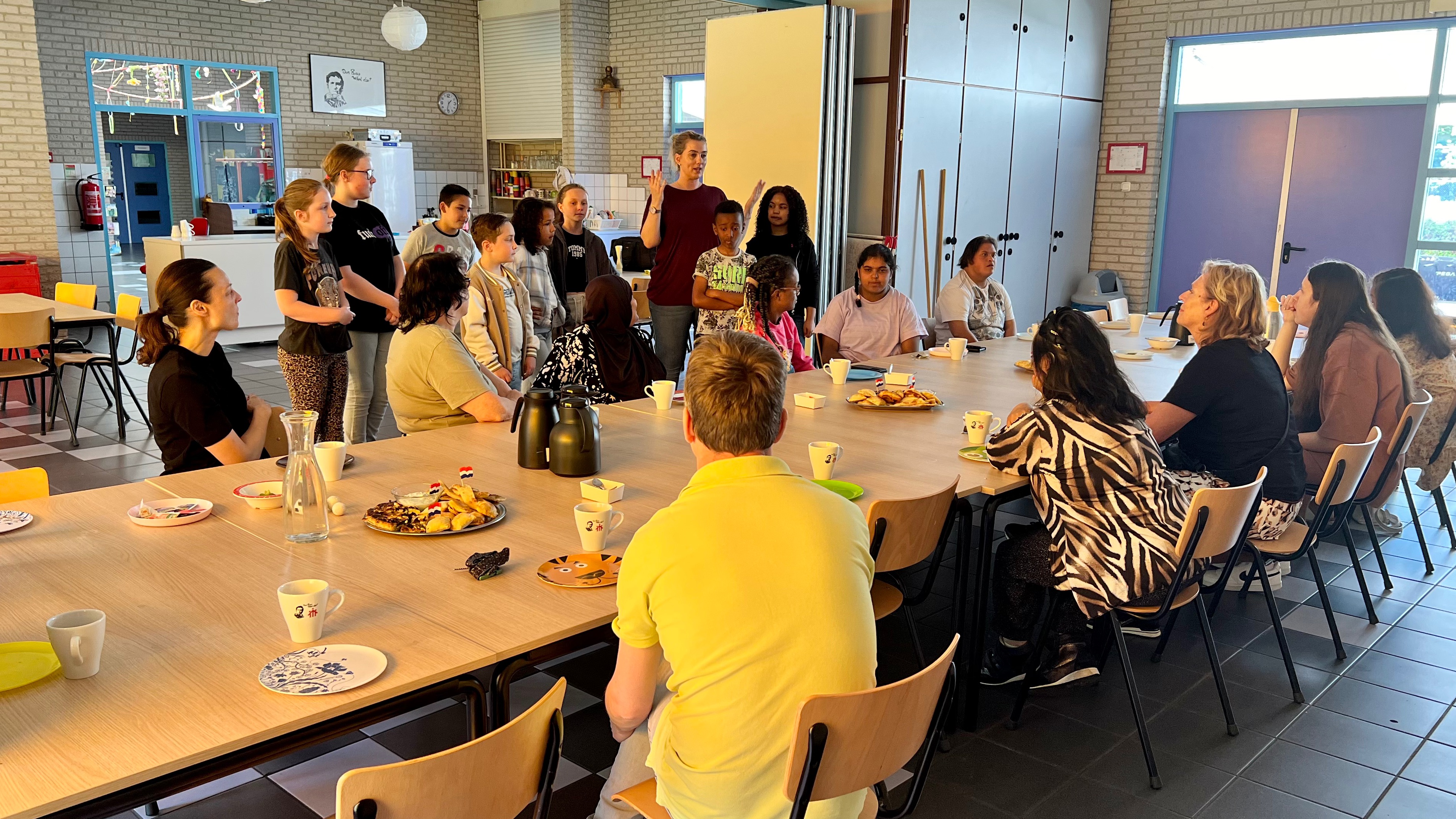 [VIDEO] Kinderen van Don Bosco verzorgen high tea voor mensen met een beperking