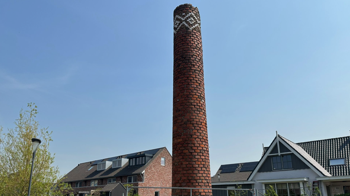 De historische tuindersschoorsteen in Hof van Sion wordt gerestaureerd