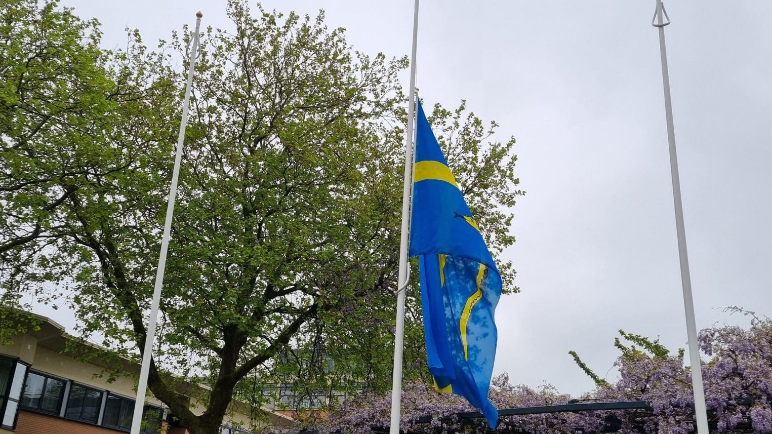 Gemeentelijke vlag halfstok wegens overlijden van Bert van Tilburg