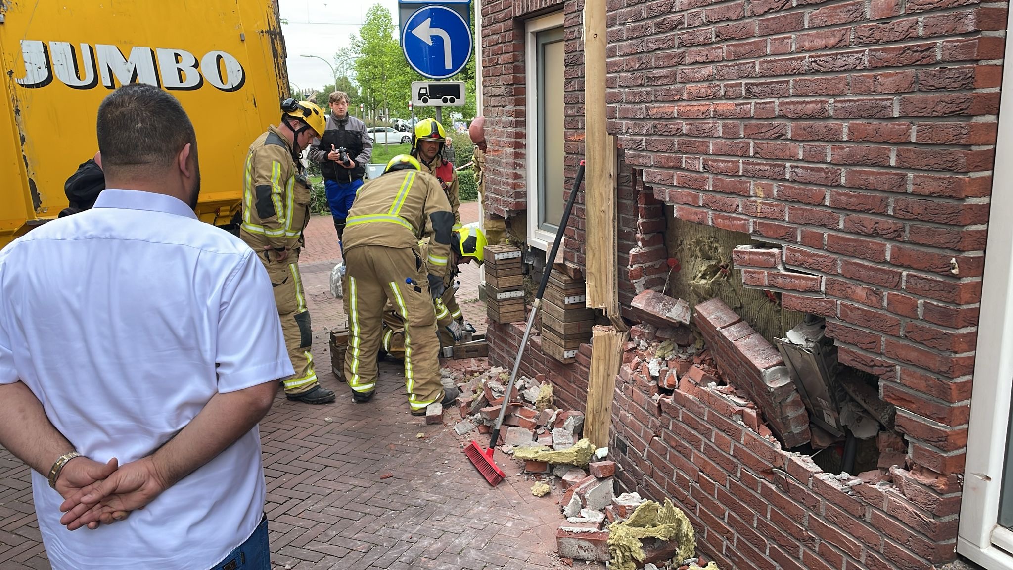 Jumbo chauffeur vergeet laadklep en ramt gevel woning