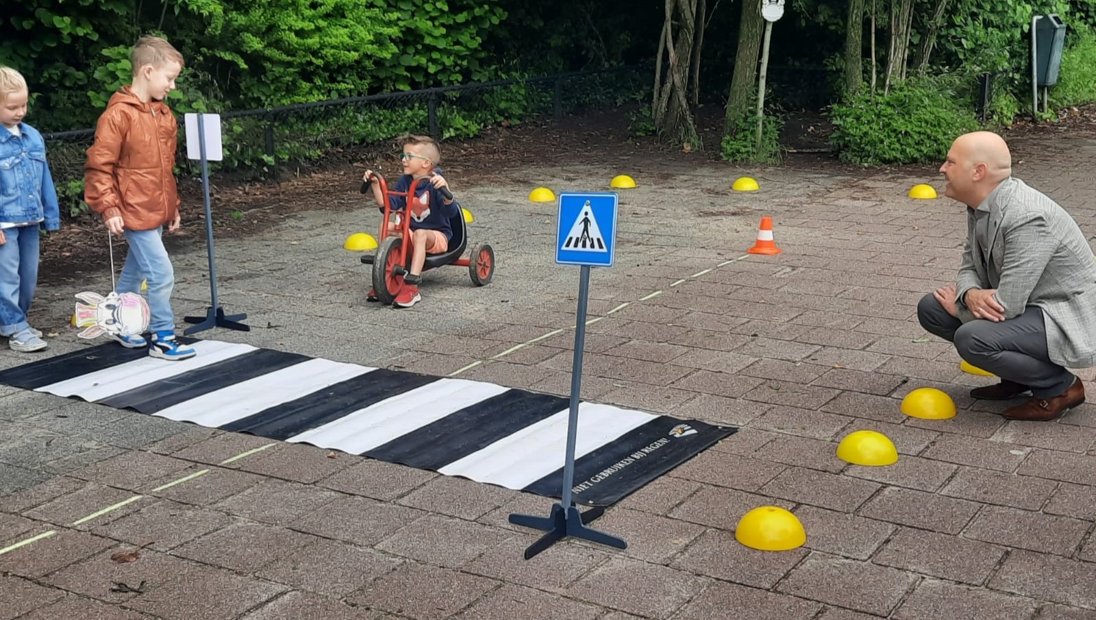 [VIDEO] Wethouder Brederodeschool ontvangt Verkeersveiligheidslabel