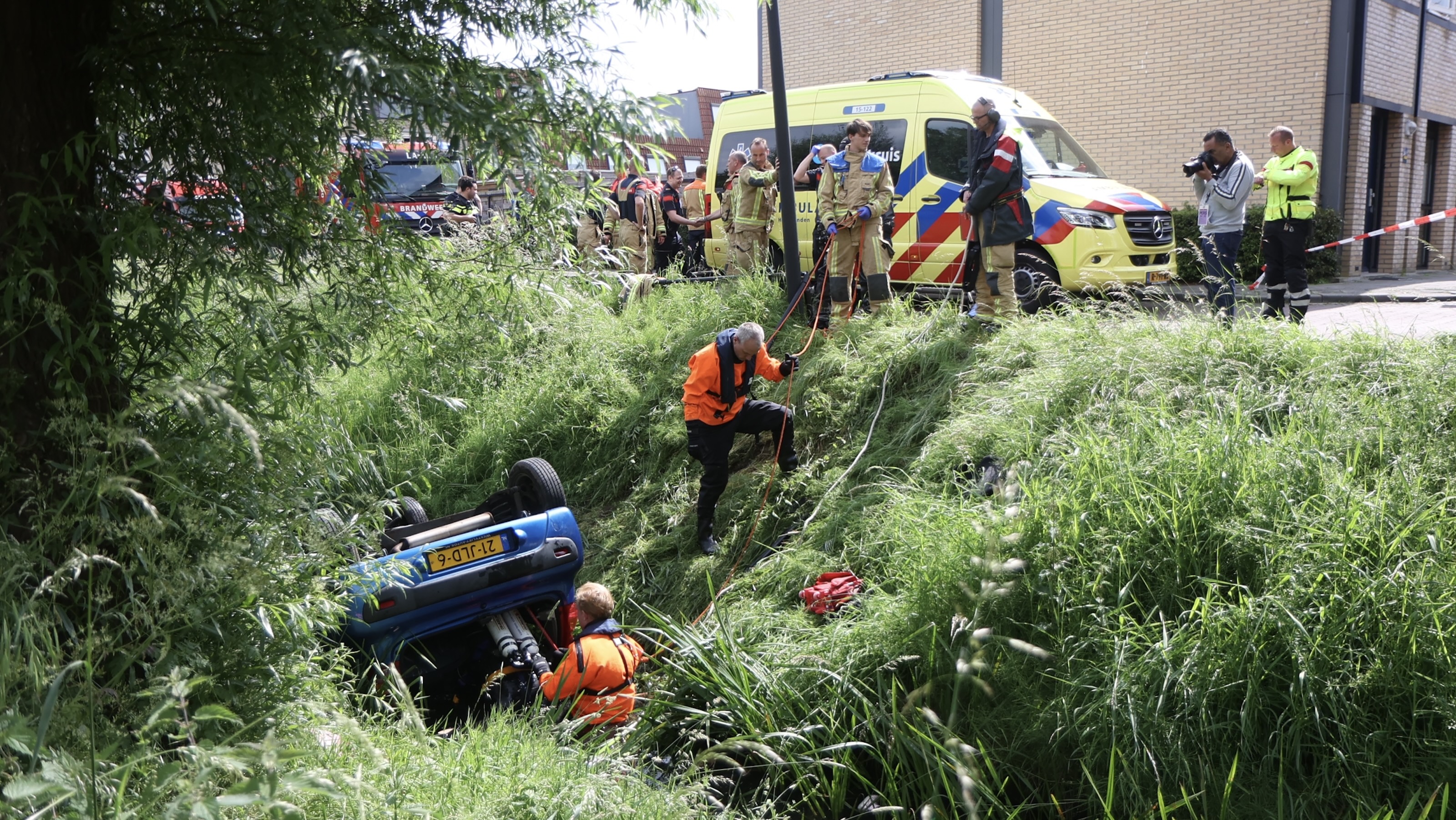 Auto met twee inzittenden op z’n kop in sloot Pioendreef Rijswijk