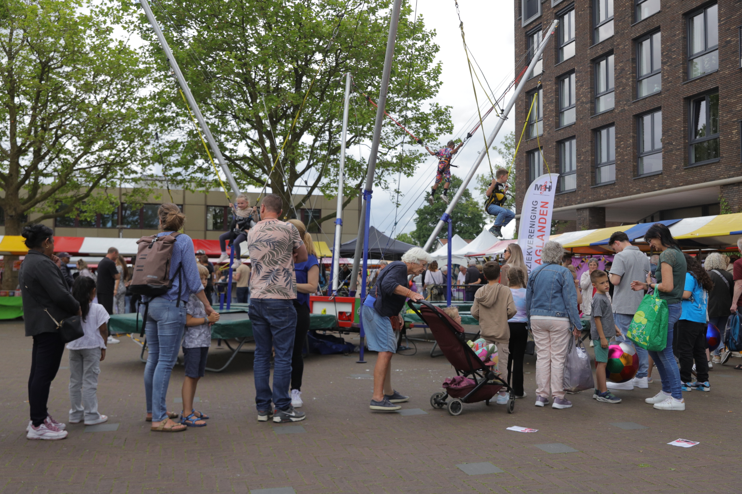 Ouder en twee kinderen naar ziekenhuis na aanrijding Komkommerweg