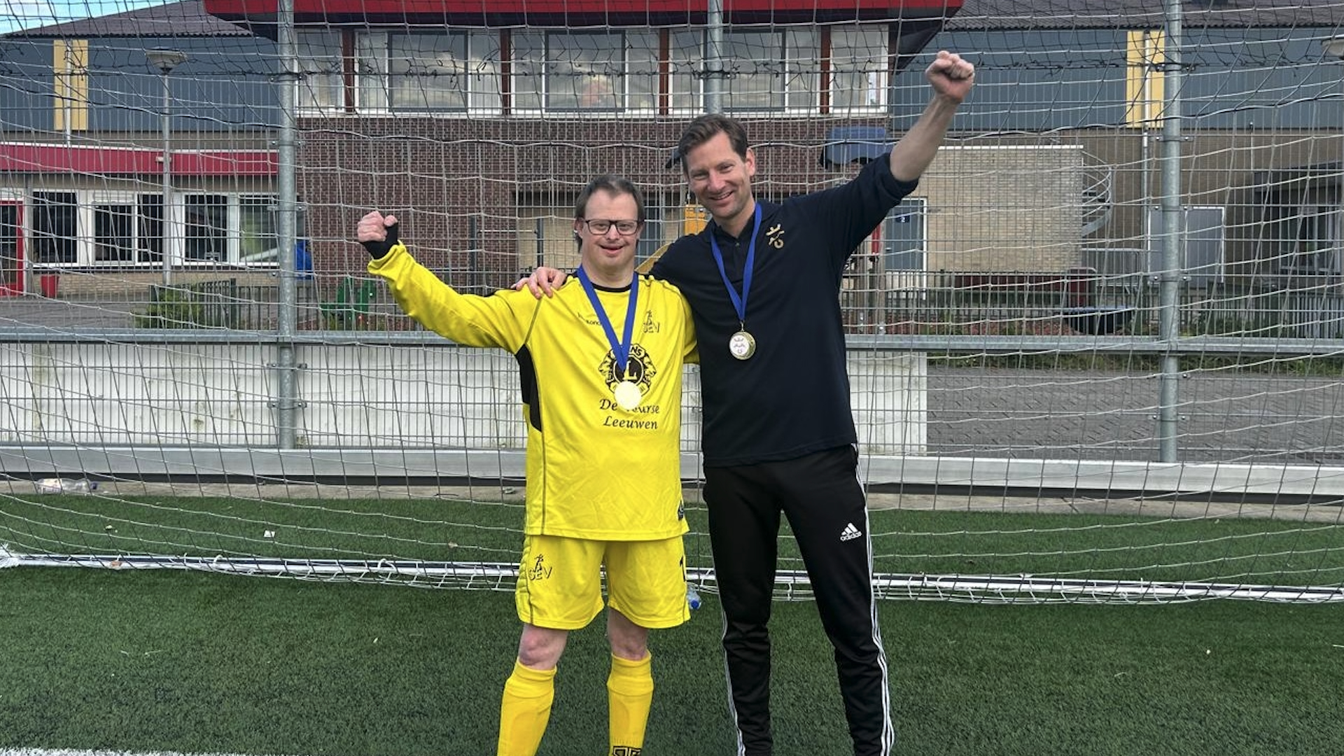 G-Team van SEV speelt voetbal met gemeenteraad en college