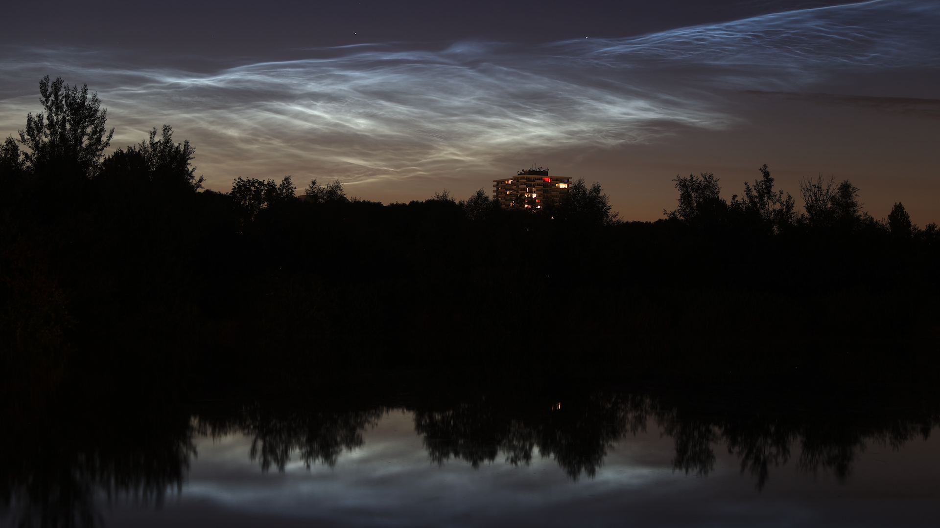 Nachtelijke lichtwolken boven de Rijswijkse Muziekbuurt