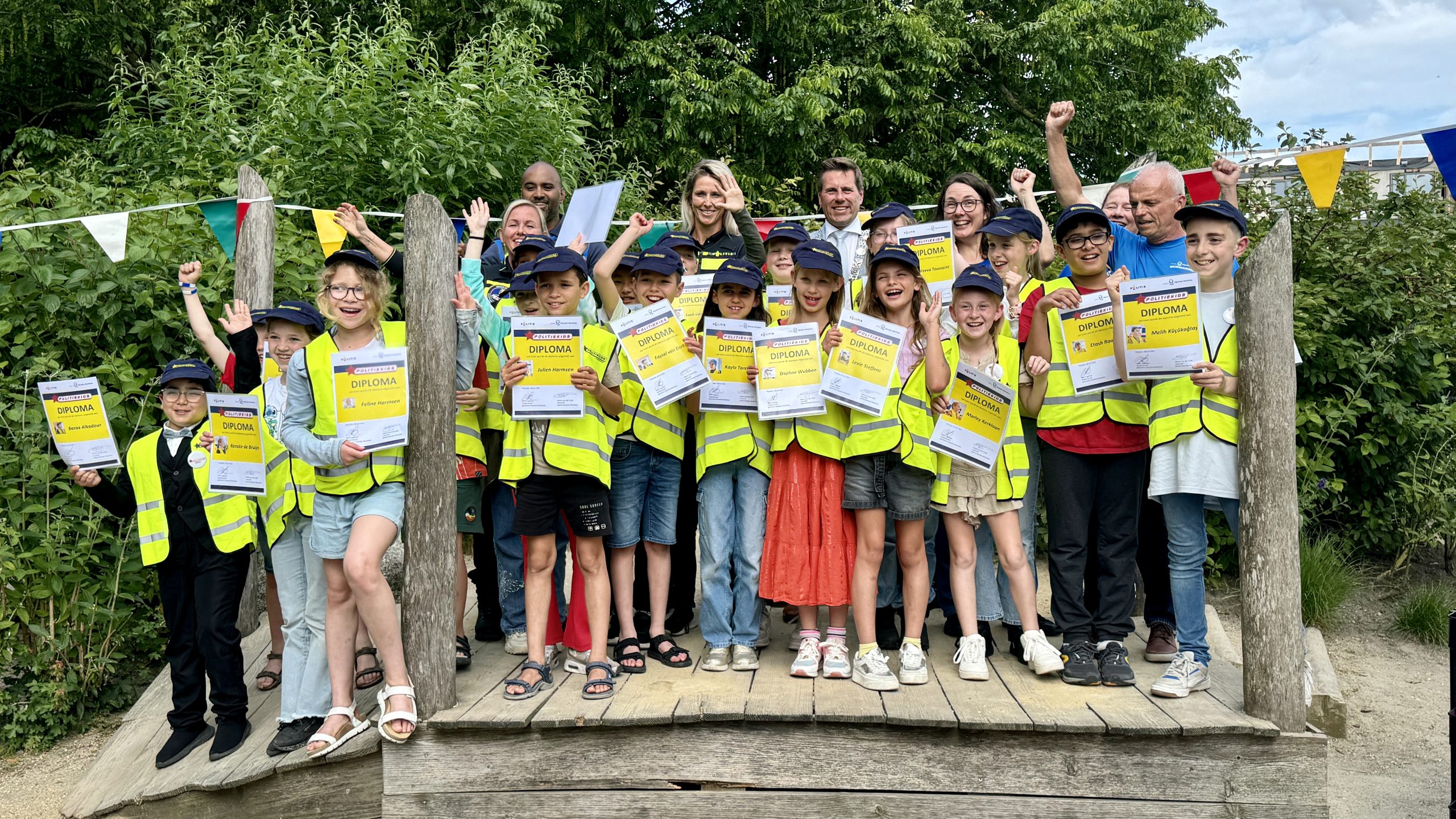 [VIDEO] Politiekids afgestudeerd en beloond met mooi diploma