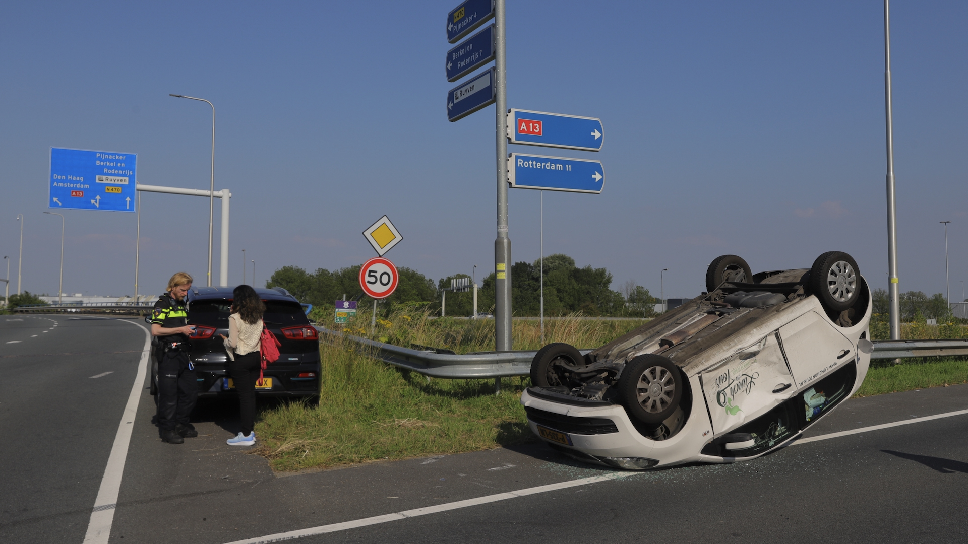 Auto belandt ondersteboven op N470 Kruithuisplein