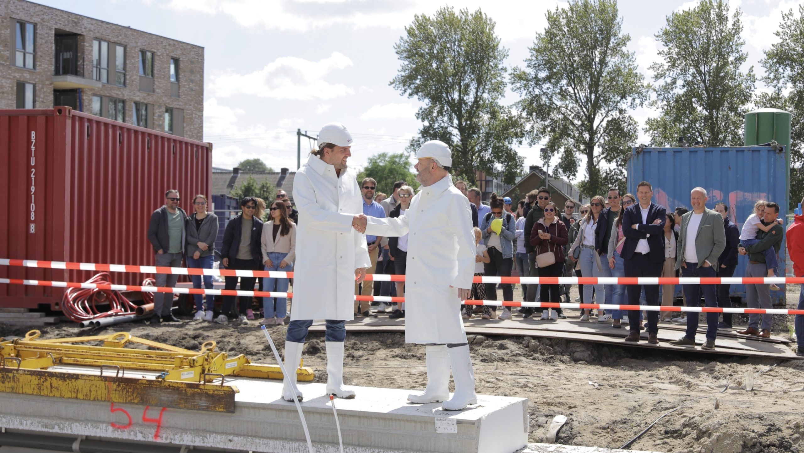 Eerste vloerplaat gelegd voor startsein bouw 31 duurzame woningen in de Scheg