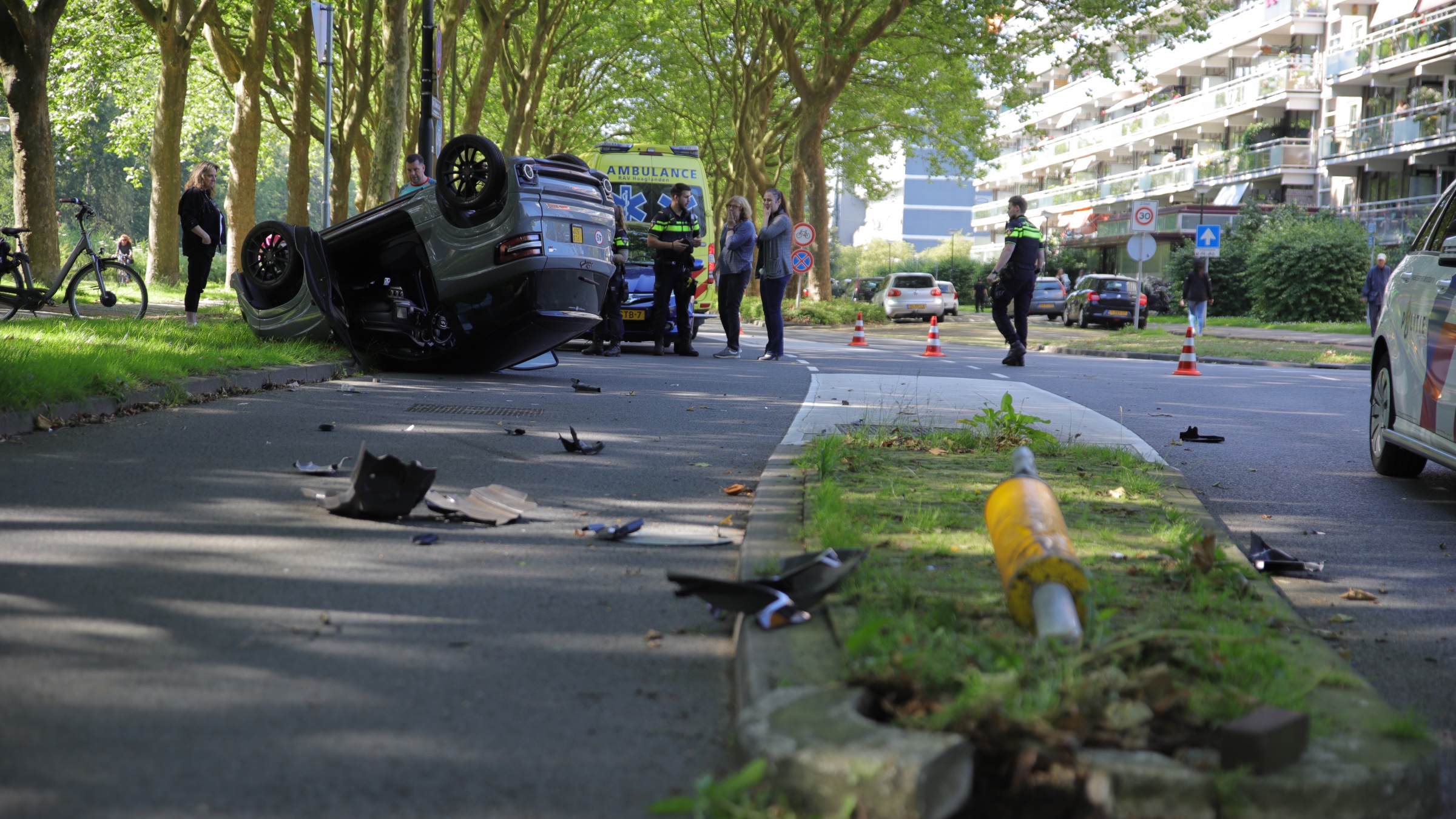 Brommobiel lanceert zichzelf over verkeerspaal en belandt ondersteboven op de weg