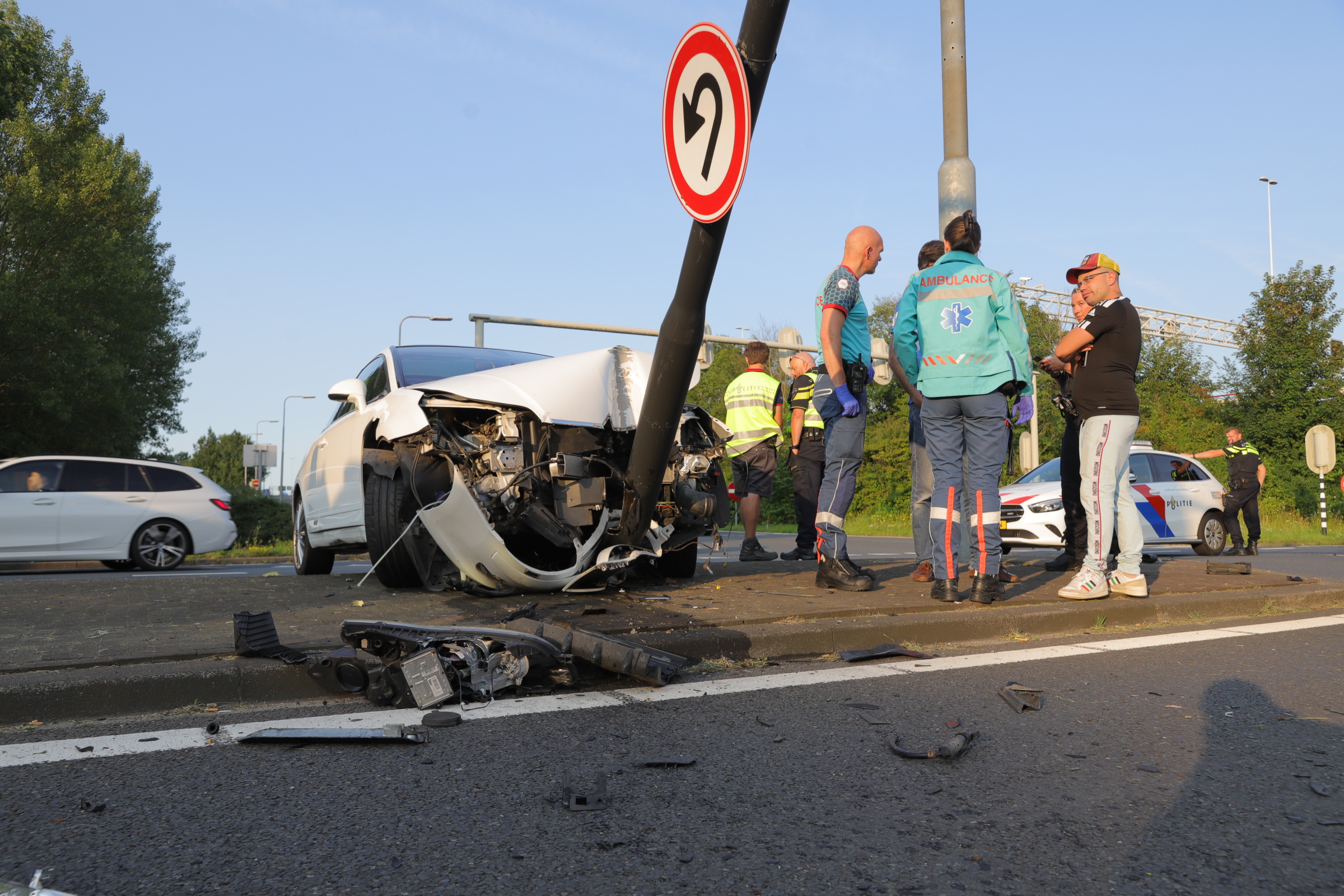 Spanjaard crasht tegen lantaarnpaal op Diepenhorstlaan