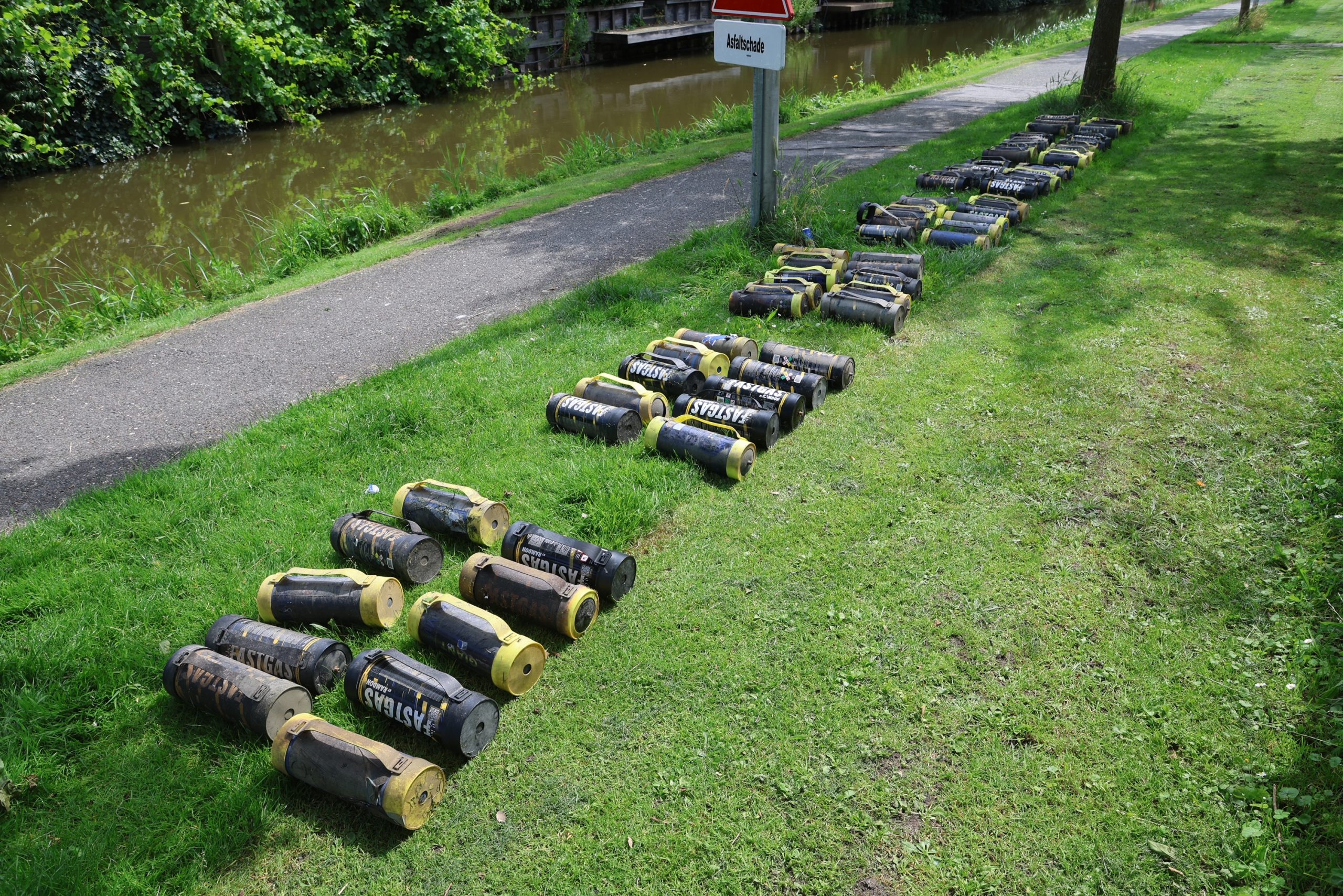 68 lachgasflessen opgevist bij Volkerpad