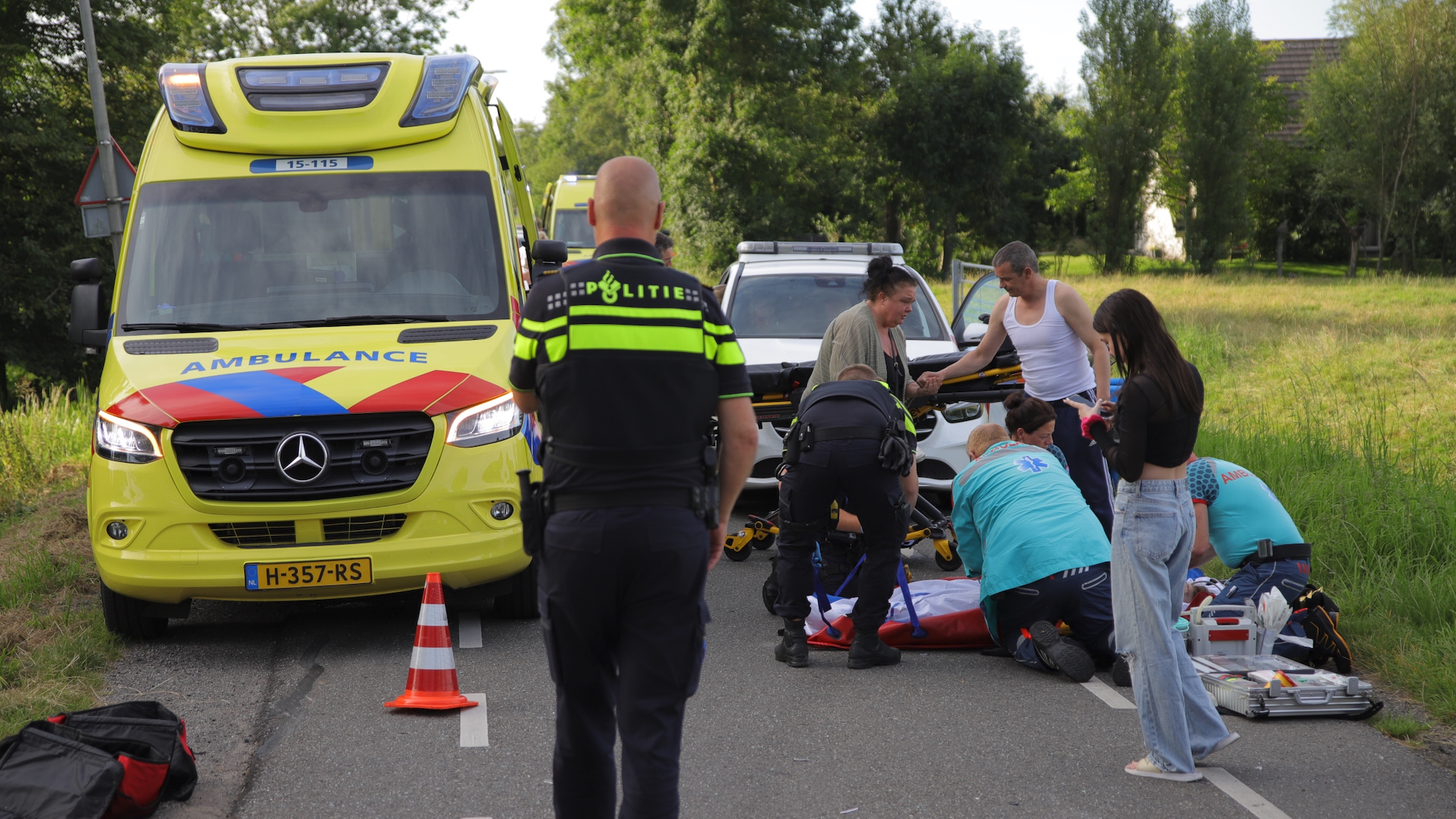 Zwaargewonde bij aanrijding tussen auto en bezorgscooter in Delfgauw