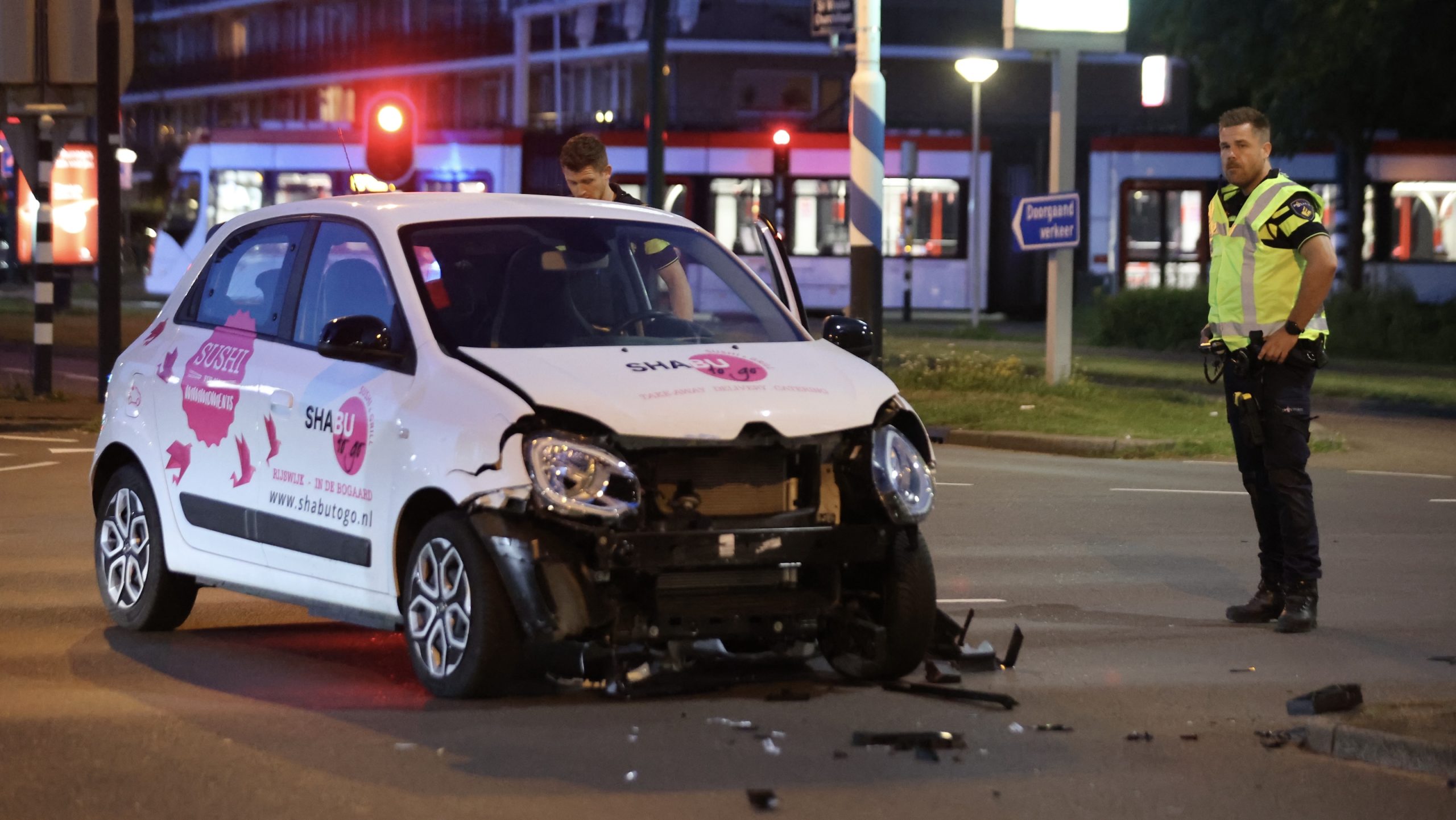 Bestuurder van lichtblauwe Peugeot rijdt door na aanrijding Beatrixlaan. Politie zoekt getuigen