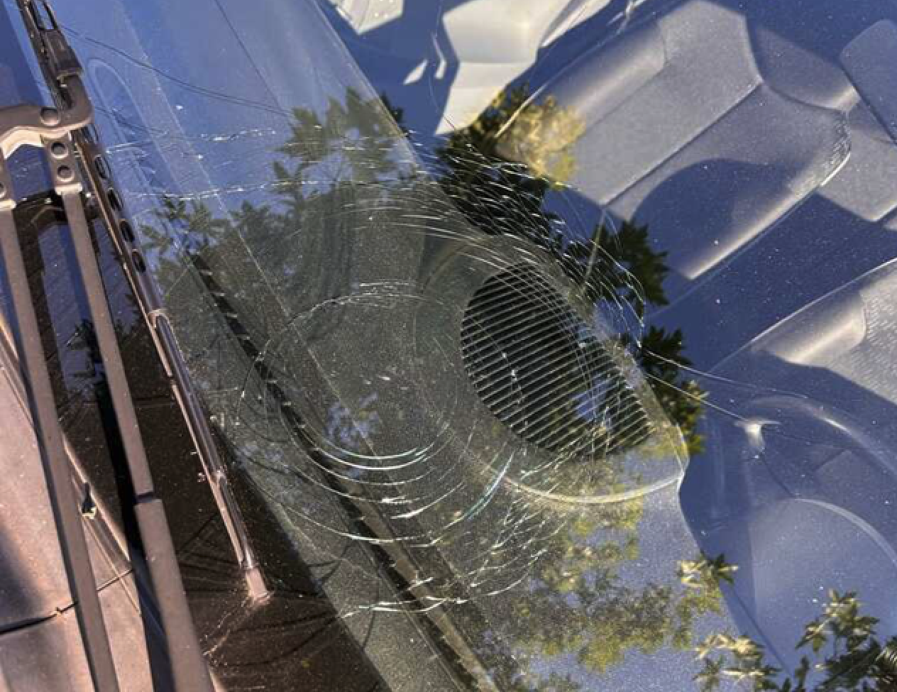 Sabine zoekt camerabeelden van vernieling auto aan Rembrandtkade