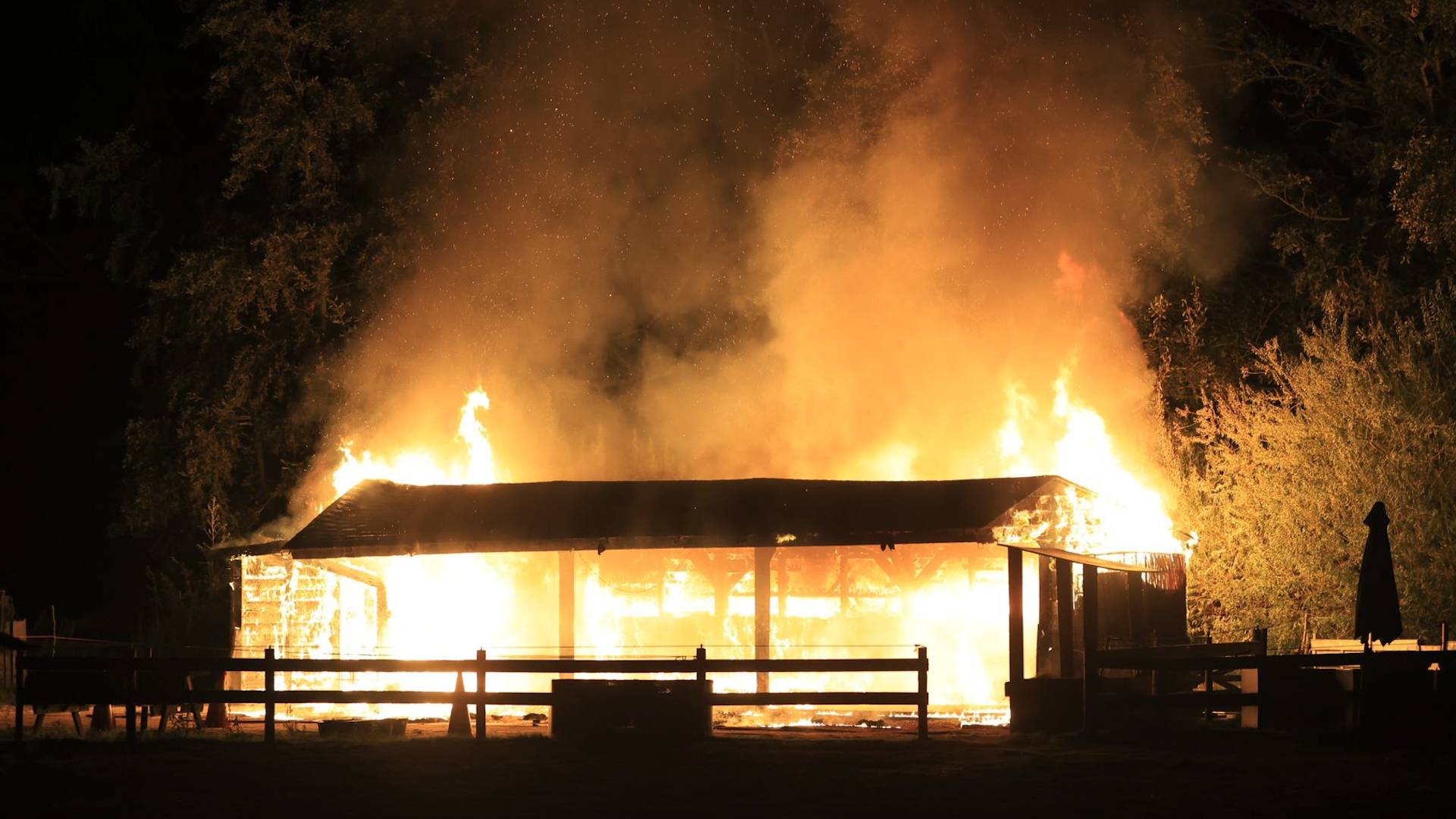 Grote brand legt paardenstal Jaagpad in de as