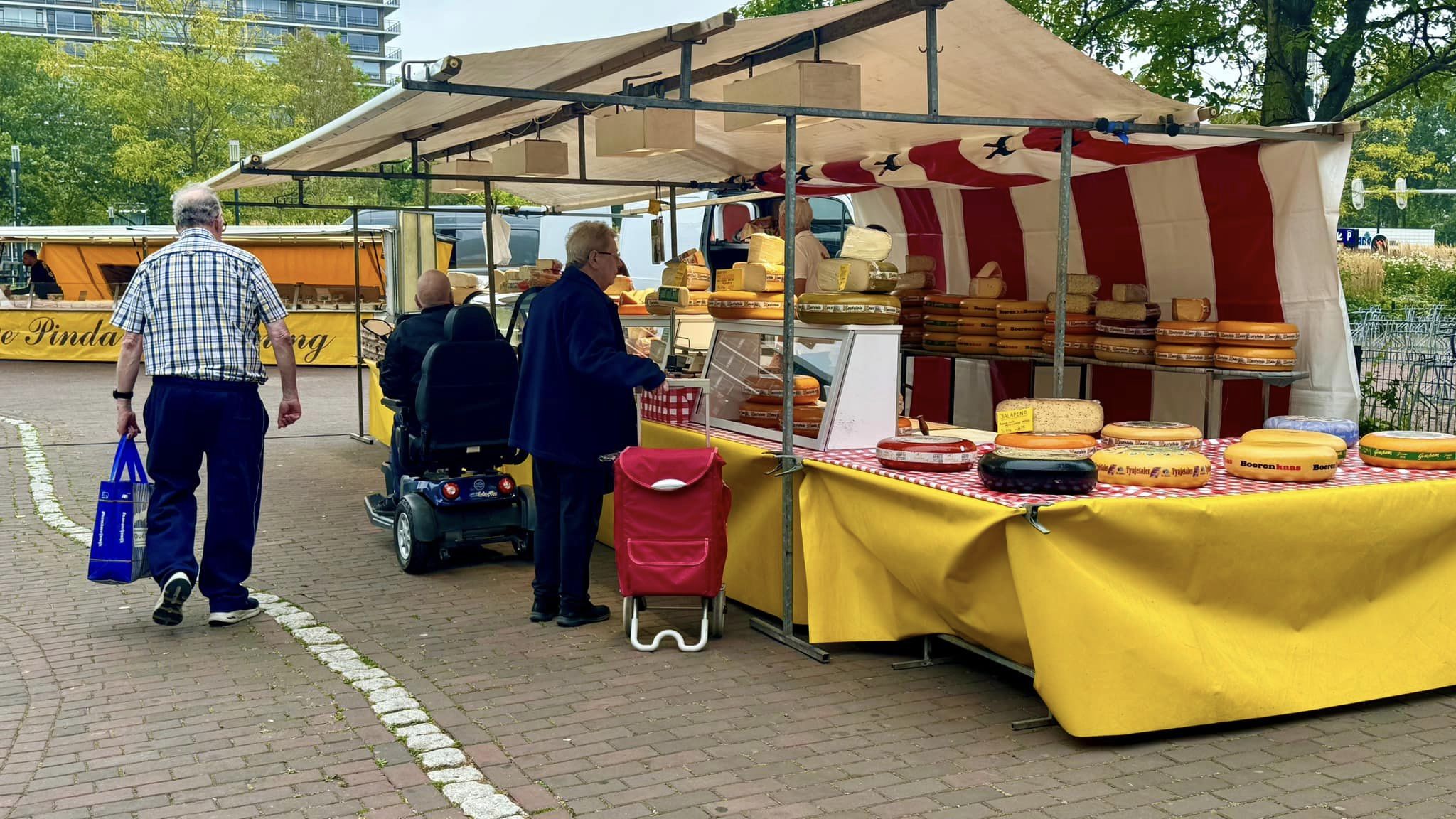 De Rijswijkse donderdagmarkt komt vroeg op gang