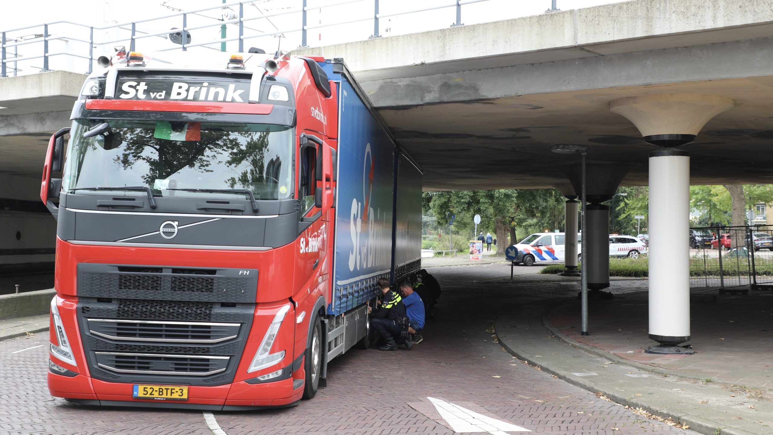 Vrachtwagen rijdt zich vast onder Hoornbrug