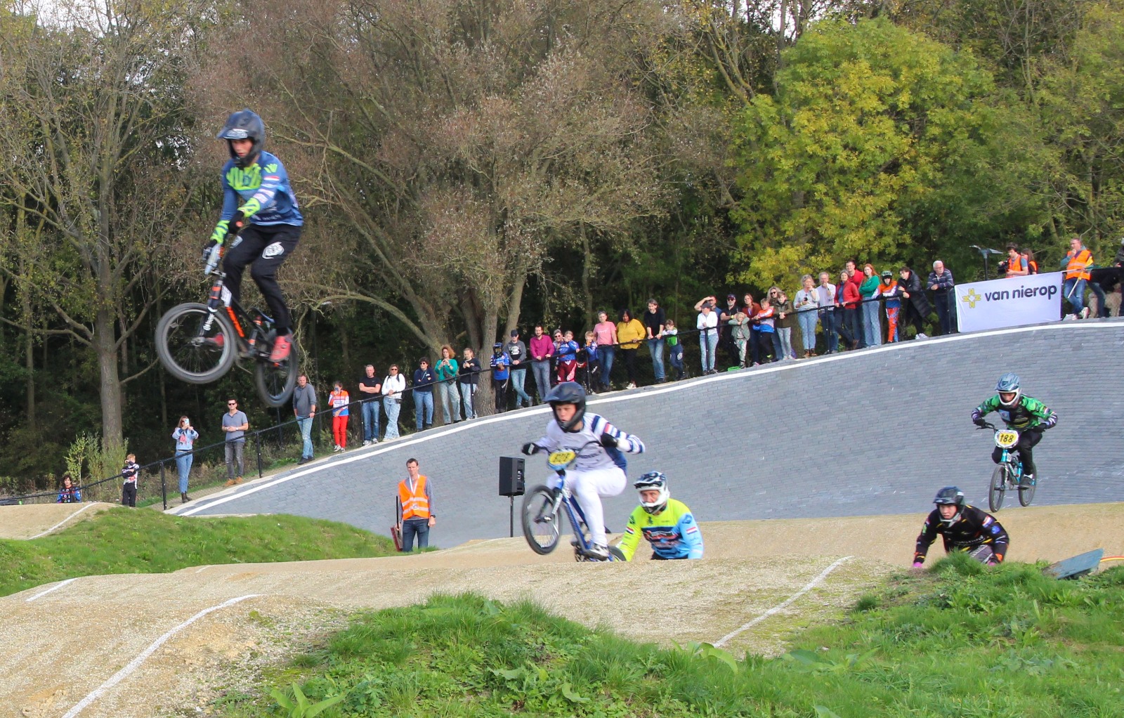 [VIDEO] Spectaculaire BMX-finale op nieuwe baan aan de Lange Kleiweg trekt honderden fans