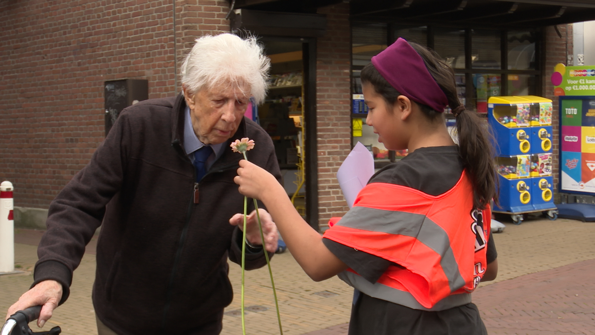 [VIDEO] Jongeren geven tulpen aan ouderen in Oud Rijswijk