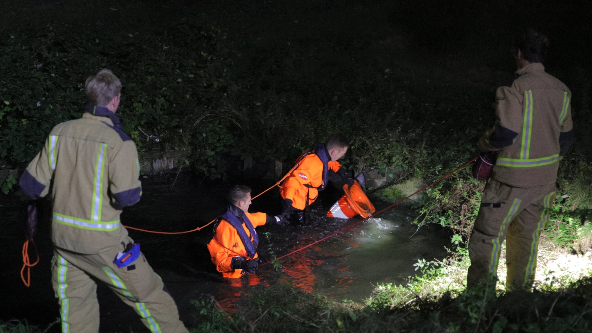 Brandweer spoedt naar Purperstraat voor fiets met verlichting aan in water