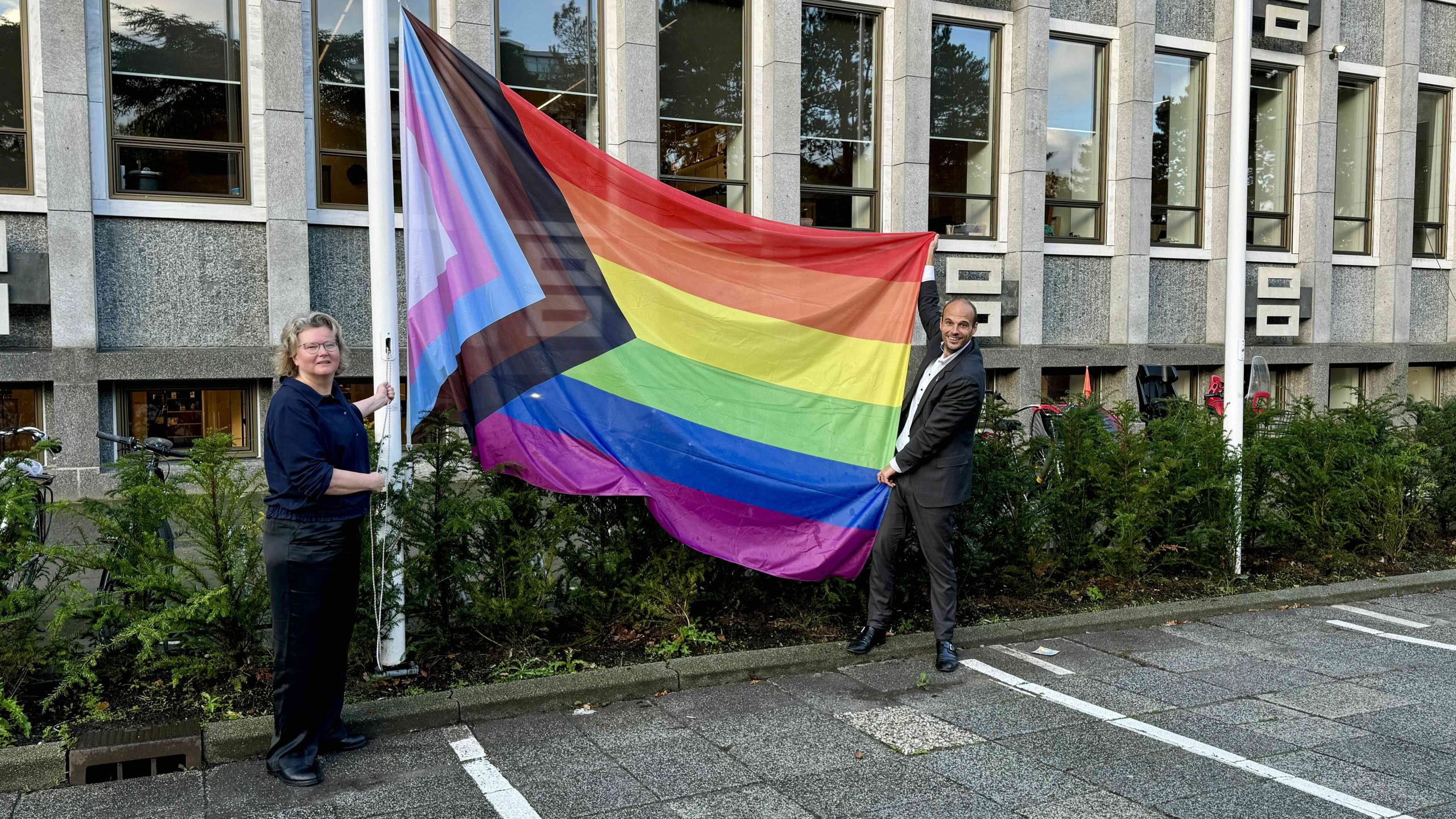 [VIDEO] Coming Out Day Rijswijk: Pridevlaggen wapperen door de stad